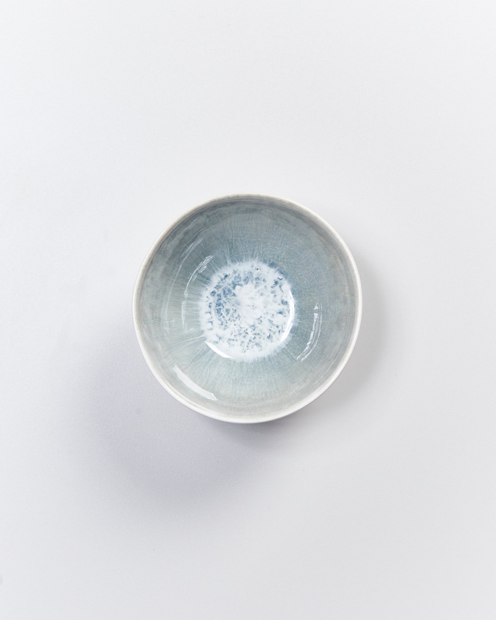 Eine schlichte, runde Schale mit blauer Glasur auf weißem Hintergrund abgebildet.