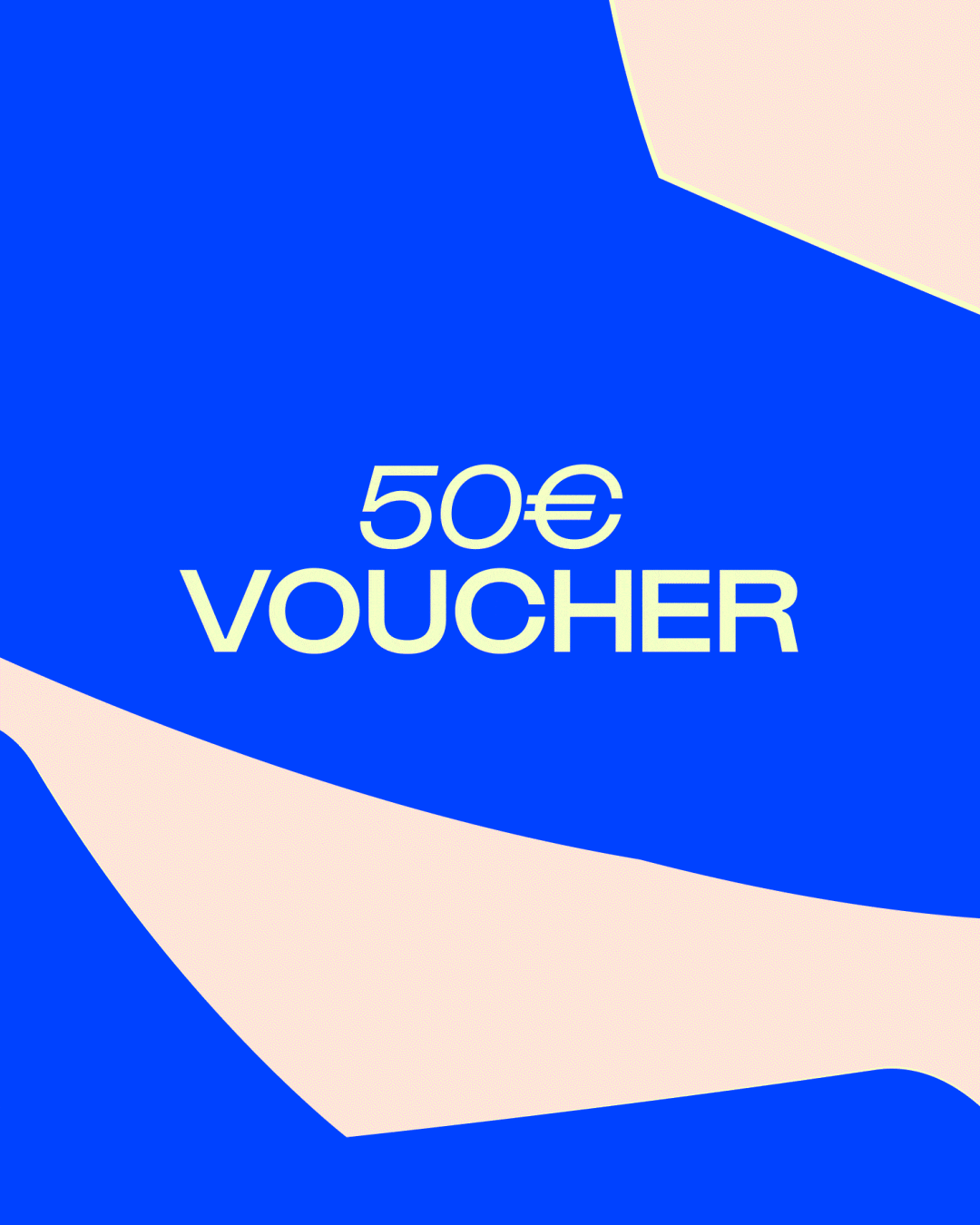 Blauer Hintergrund mit weißer Aufschrift: „50€ VOUCHER“ in der Mitte. Beige, geschwungene Formen zieren das Design.
