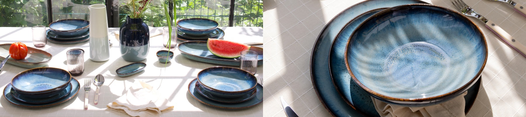 Tisch mit blauem Keramikgeschirr, Gläsern, Vase und Gemüse sorgfältig gedeckt; Sonne scheint durch Fenster.