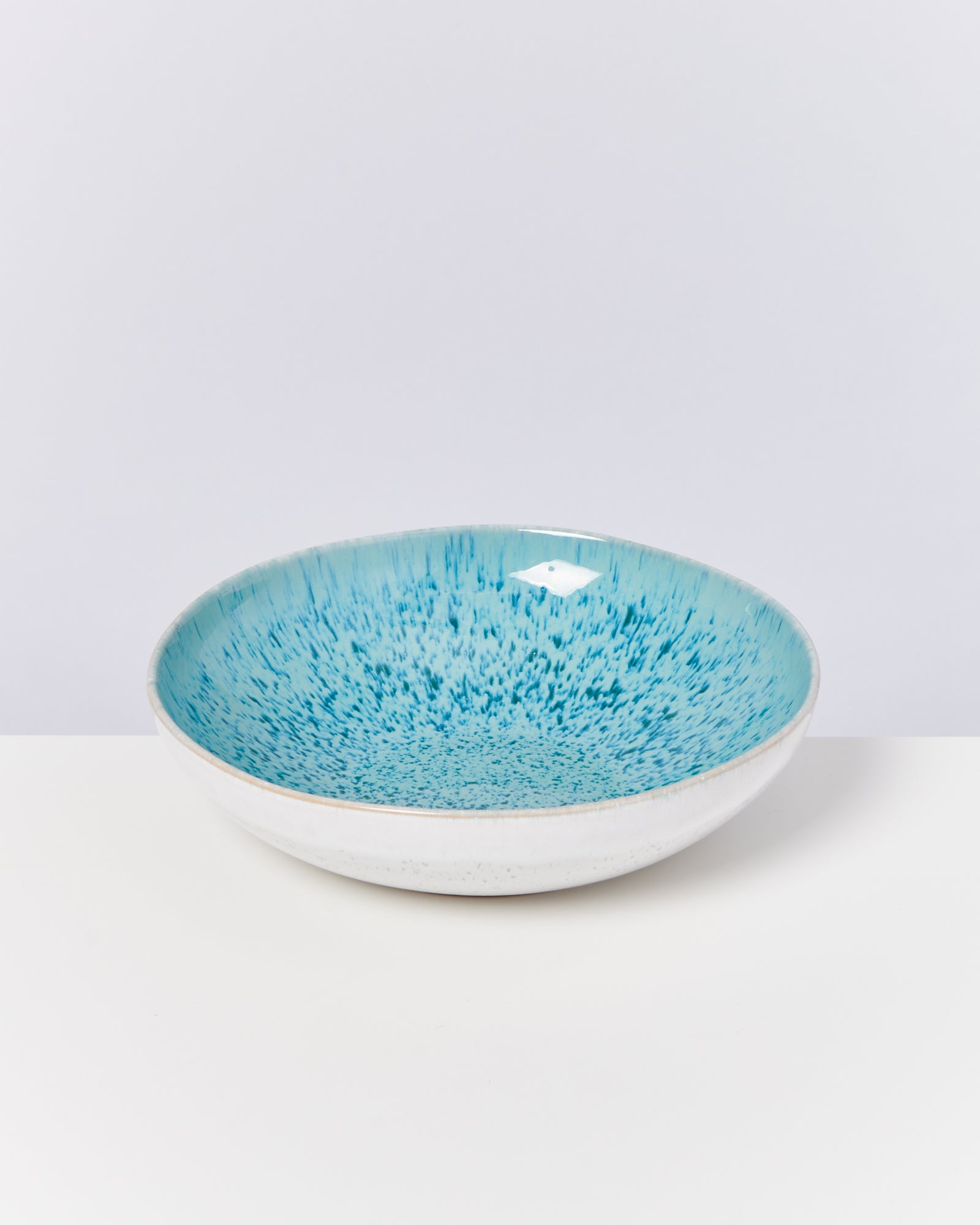 Eine Schale mit blauem Innenmuster auf einem weißen Hintergrund.