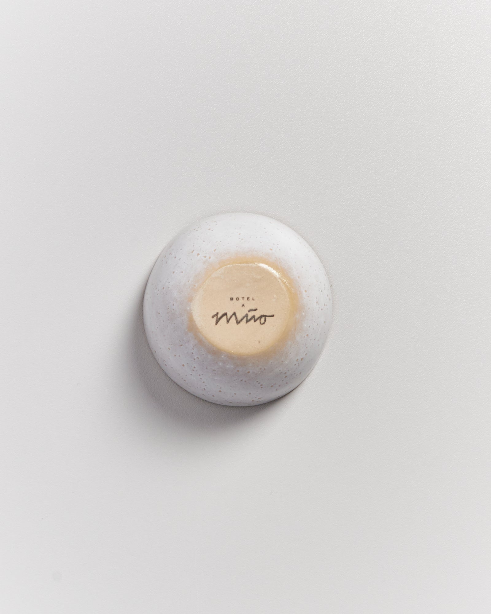 Runde Seifenschale mit dem Schriftzug "Hotel Miro" auf einer weißen Oberfläche.