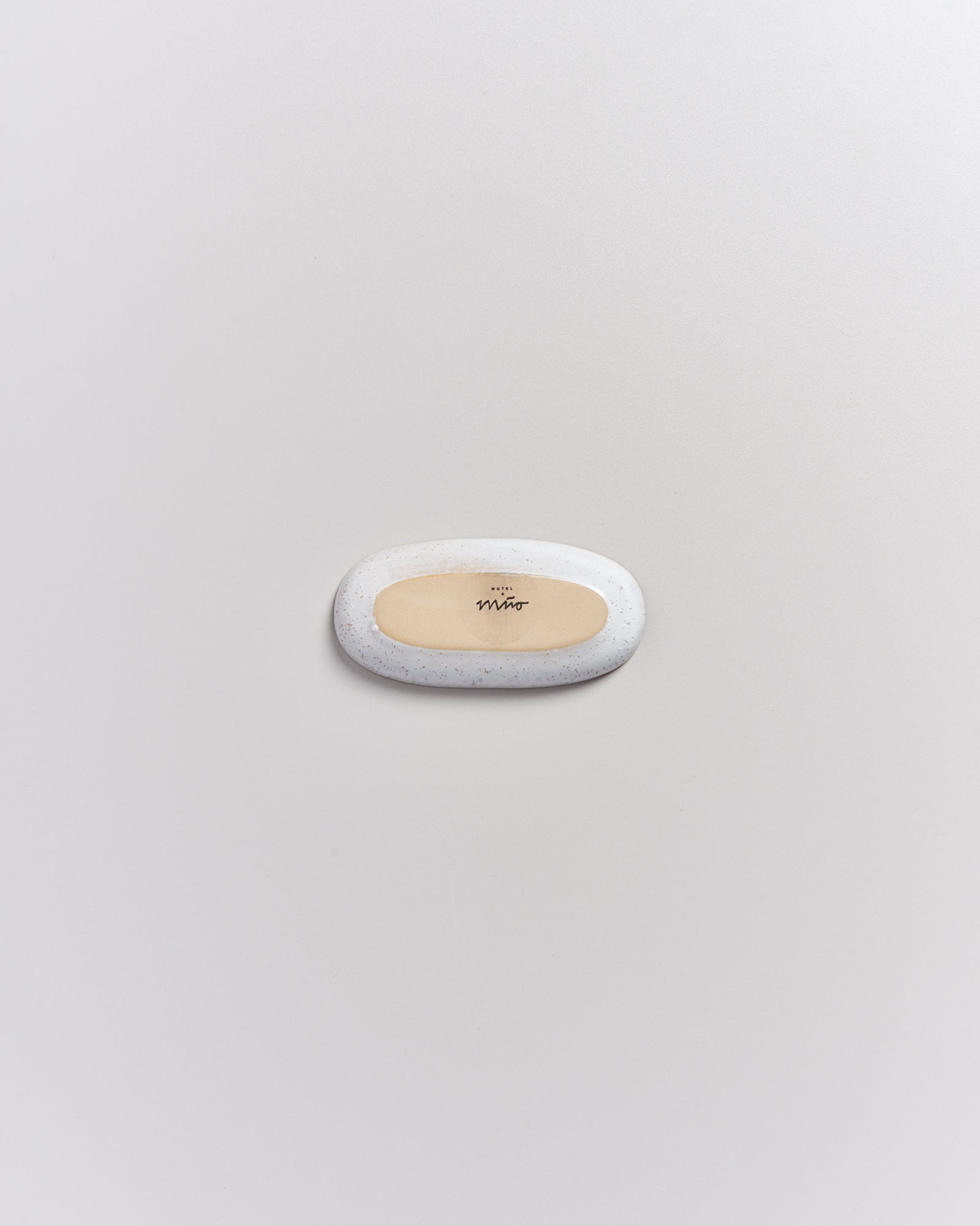 Ovales, zweifarbiges Objekt auf weißem Hintergrund mit der Aufschrift "MIRO" in der Mitte.