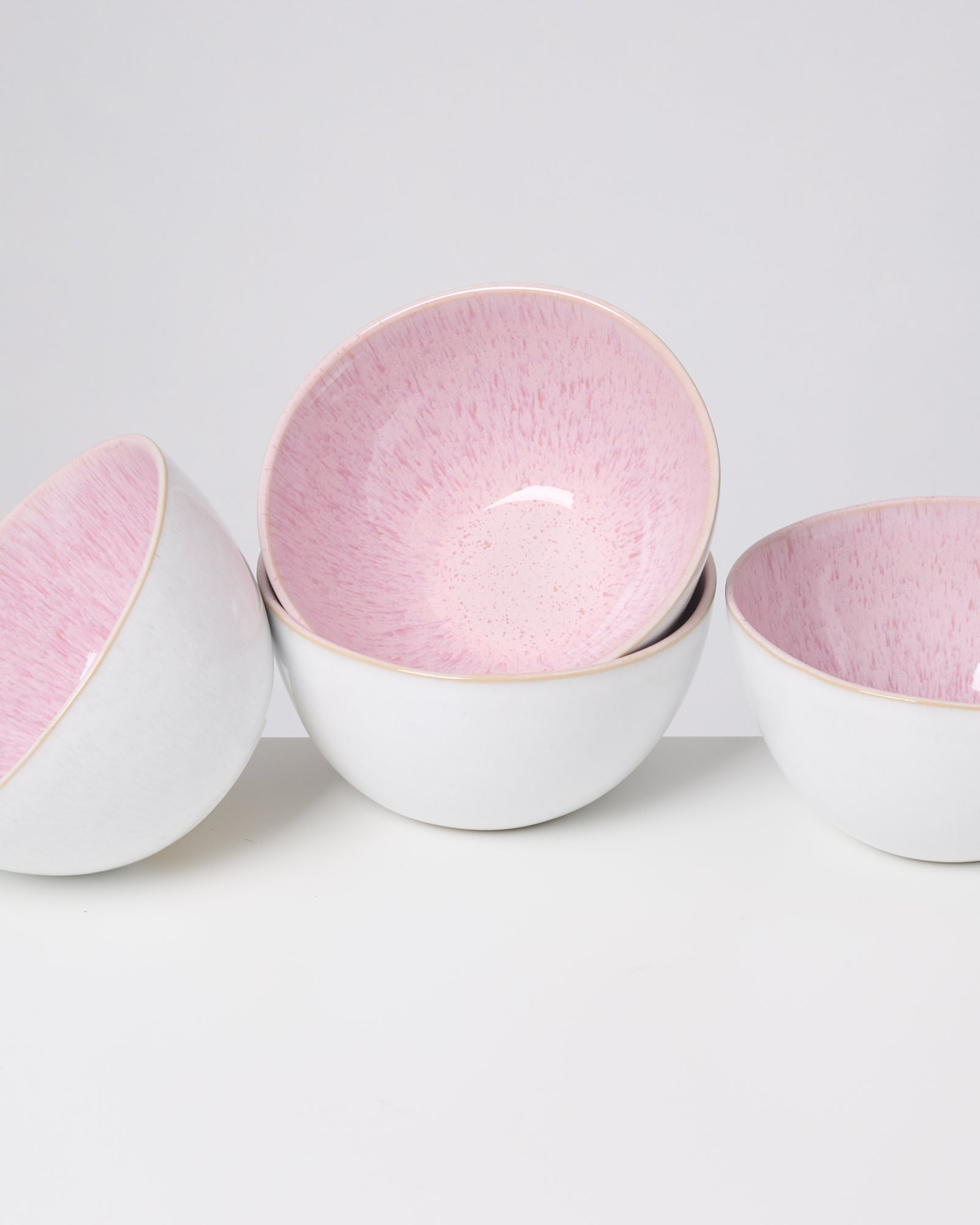 Drei Schalen mit rosa Innenseite auf weißem Hintergrund, seitlich angeordnet.