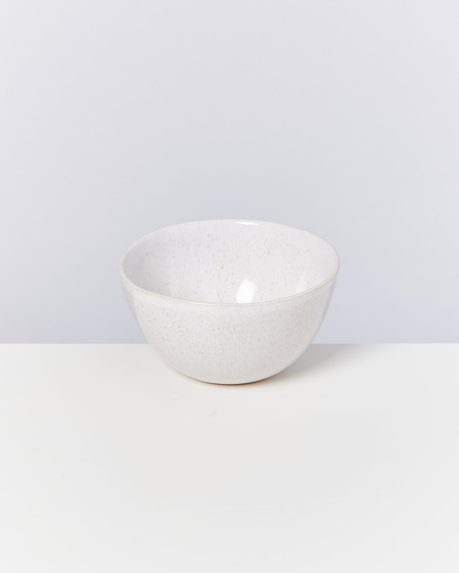 Weiße, minimalistische Schale auf weißem Hintergrund.