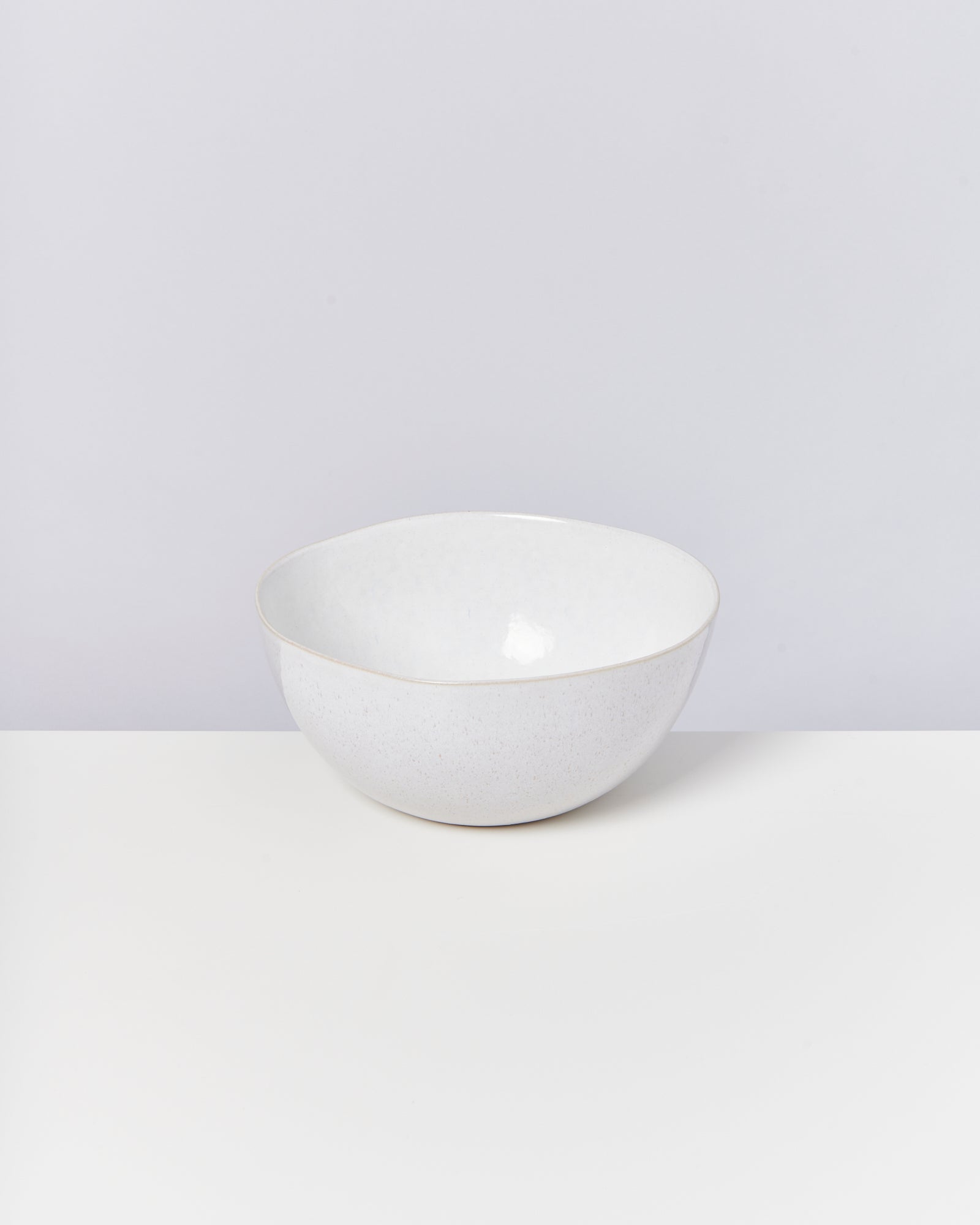 Weiße Schale auf weißem Hintergrund.