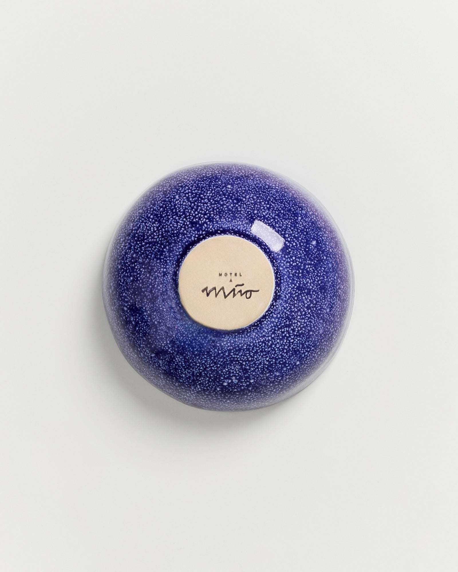 Keramische Schale mit blauer glasierter Oberfläche und cremefarbenem Boden mit der Aufschrift "Motel a Mio".