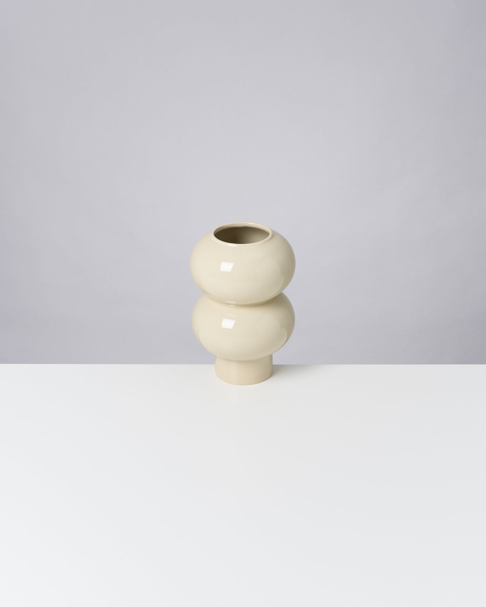 Beige, kugelförmige Vase mit zwei Segmenten auf weißem Hintergrund.