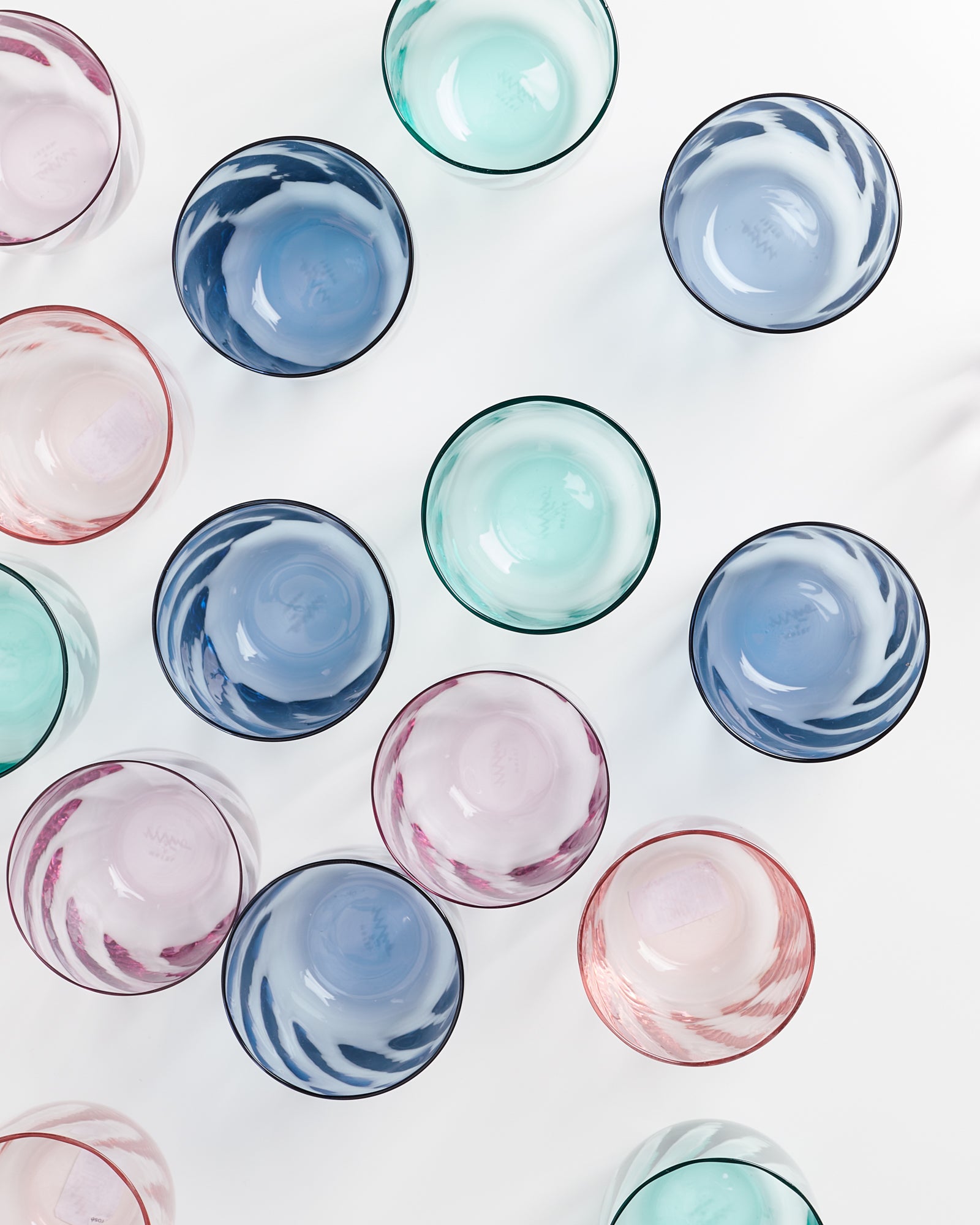Bunte, gemusterte Gläser von oben auf hellem Hintergrund angeordnet.