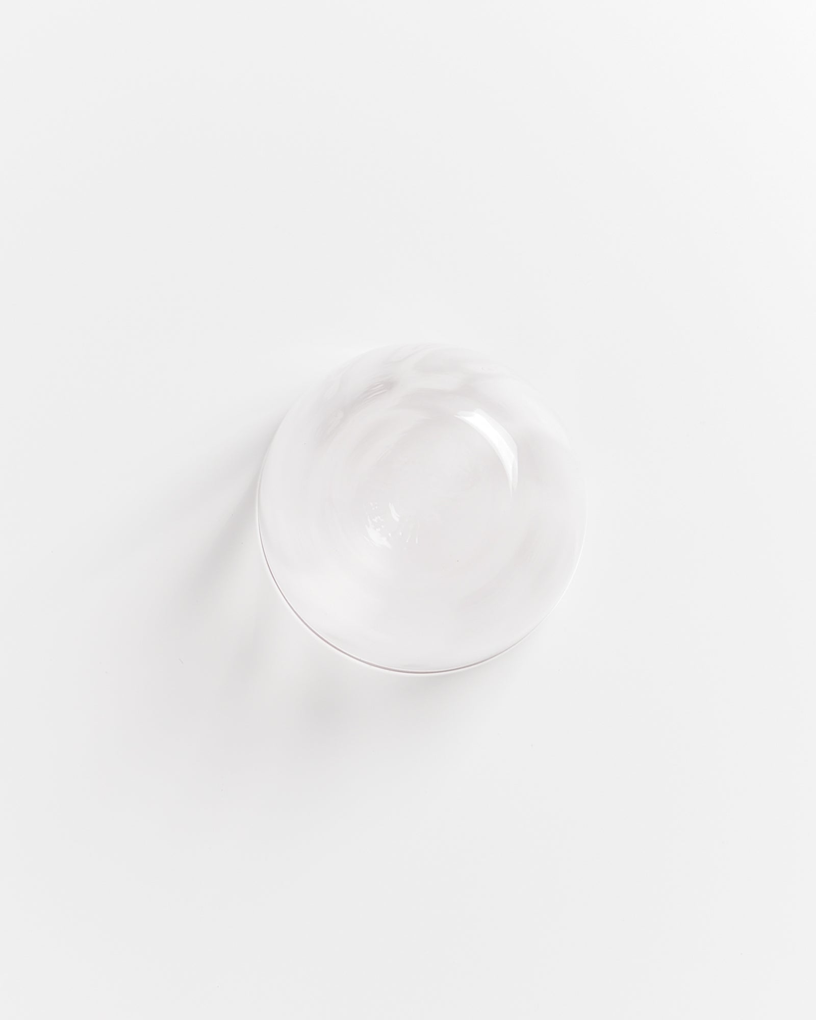 Leere, durchsichtige Glasschale auf einem weißen Hintergrund.