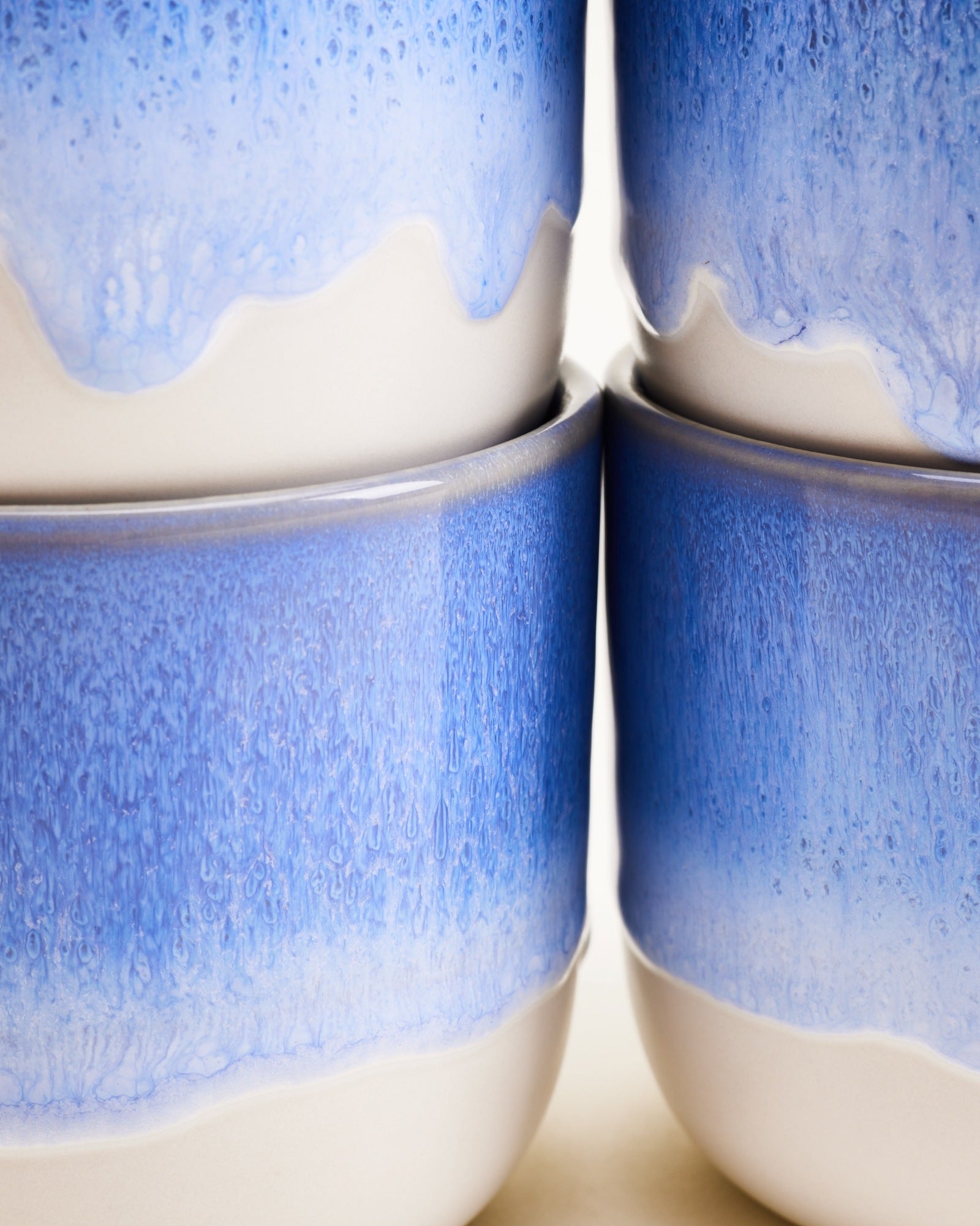 Vier stapelbare Schalen mit blau-weißem Muster stehen dicht beieinander.