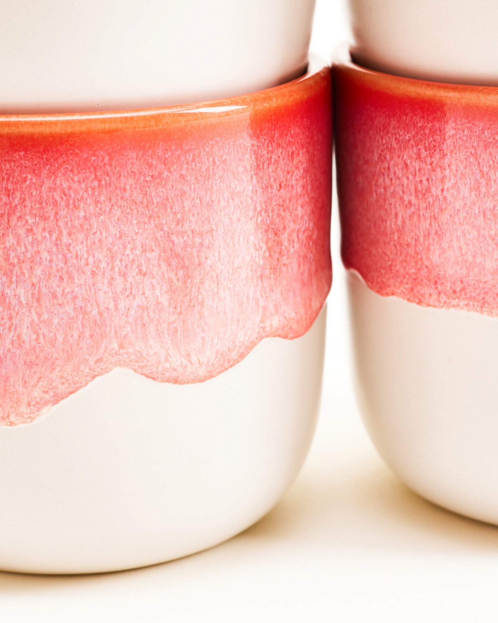 Nahaufnahme von zwei gestapelten weißen Schalen mit rotem Rand.