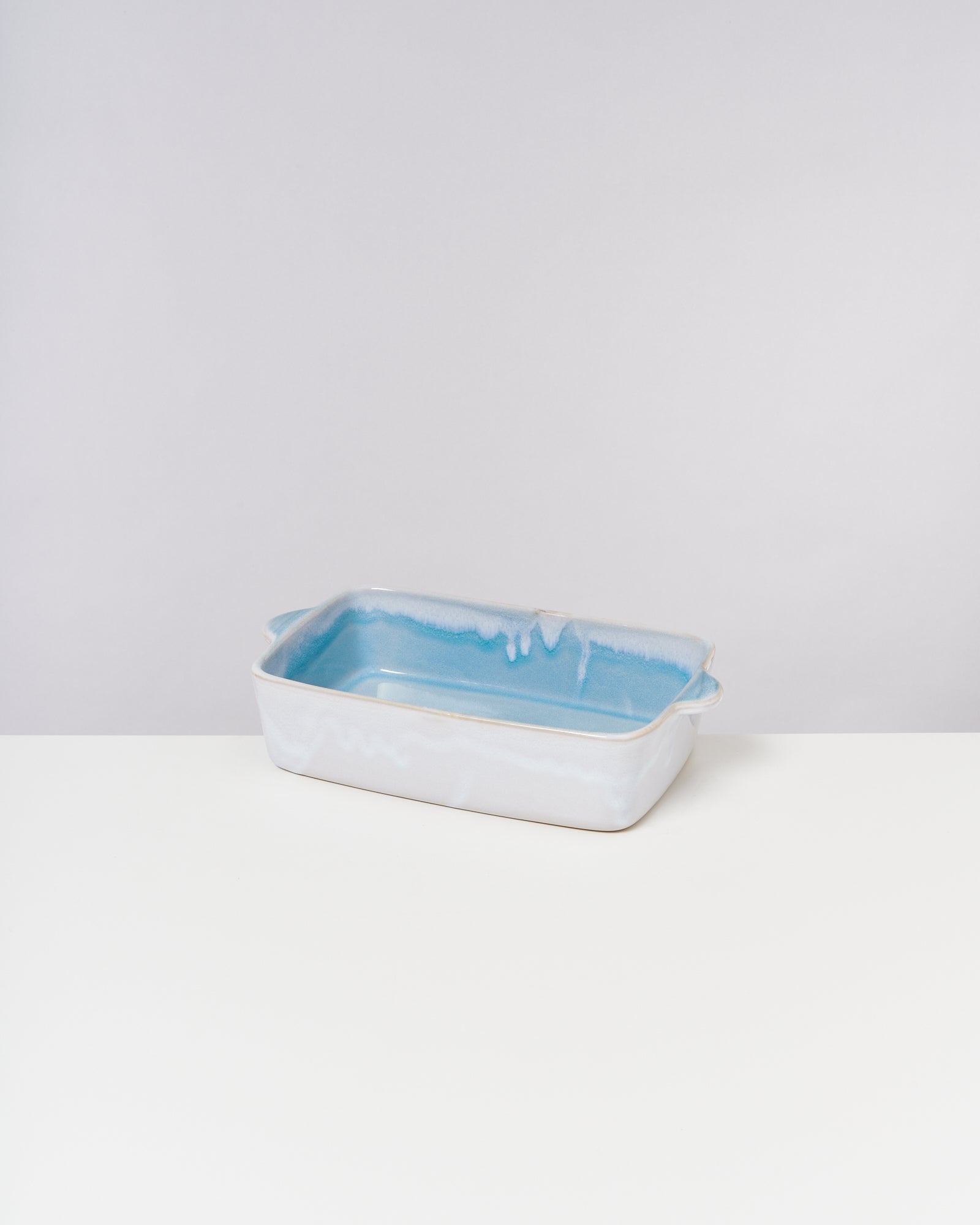 Rechteckige Keramik-Auflaufform in Blau- und Weißtönen, auf einem weißen Hintergrund platziert.