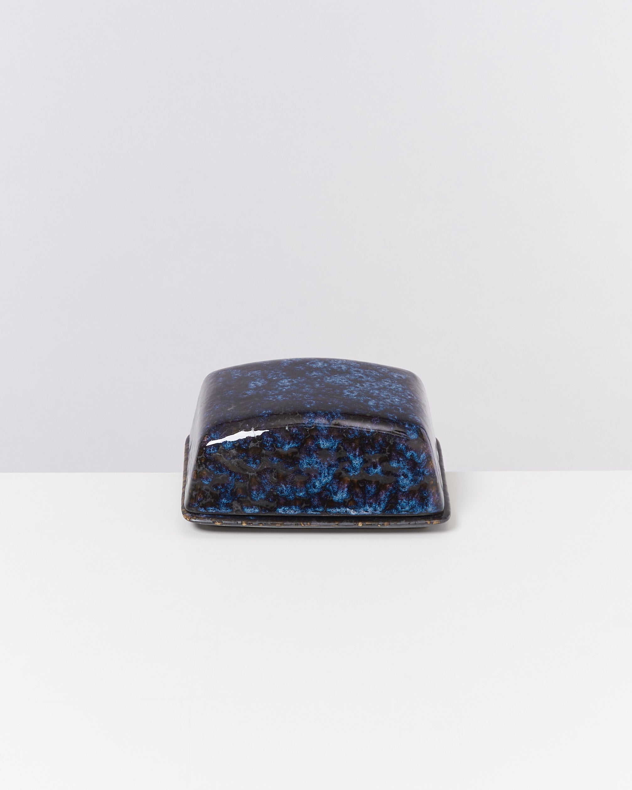 Mehrfarbige, glatte Keramikschale auf weißem Hintergrund.