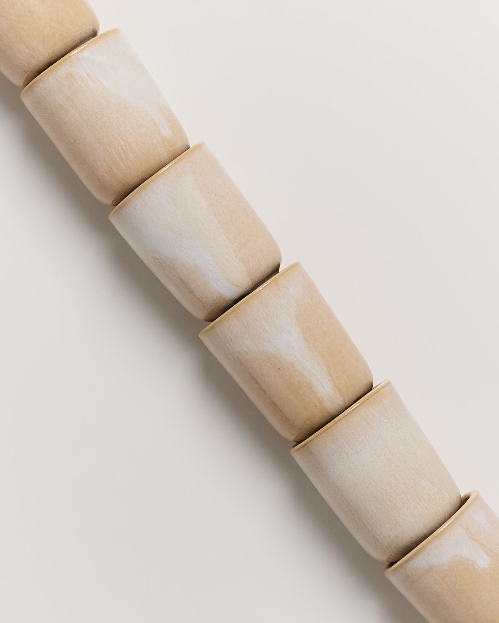 Beige Holzwürfel sind diagonal auf einer weißen Oberfläche angeordnet.