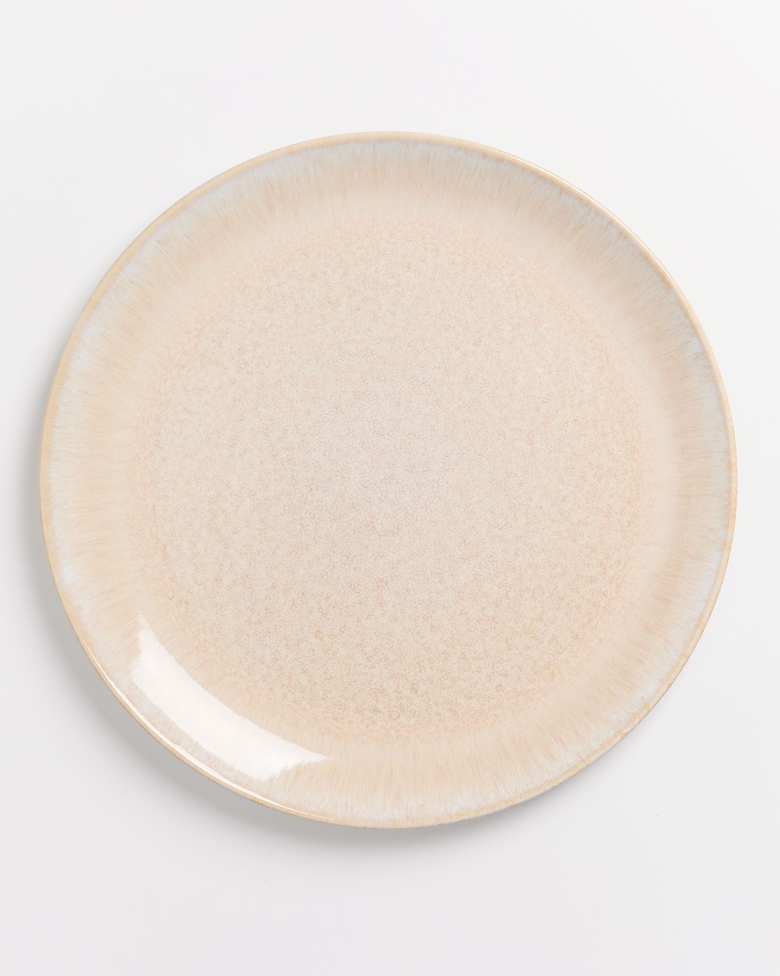 Beiger Keramikteller mit leichtem Farbverlauf am Rand auf weißem Hintergrund.
