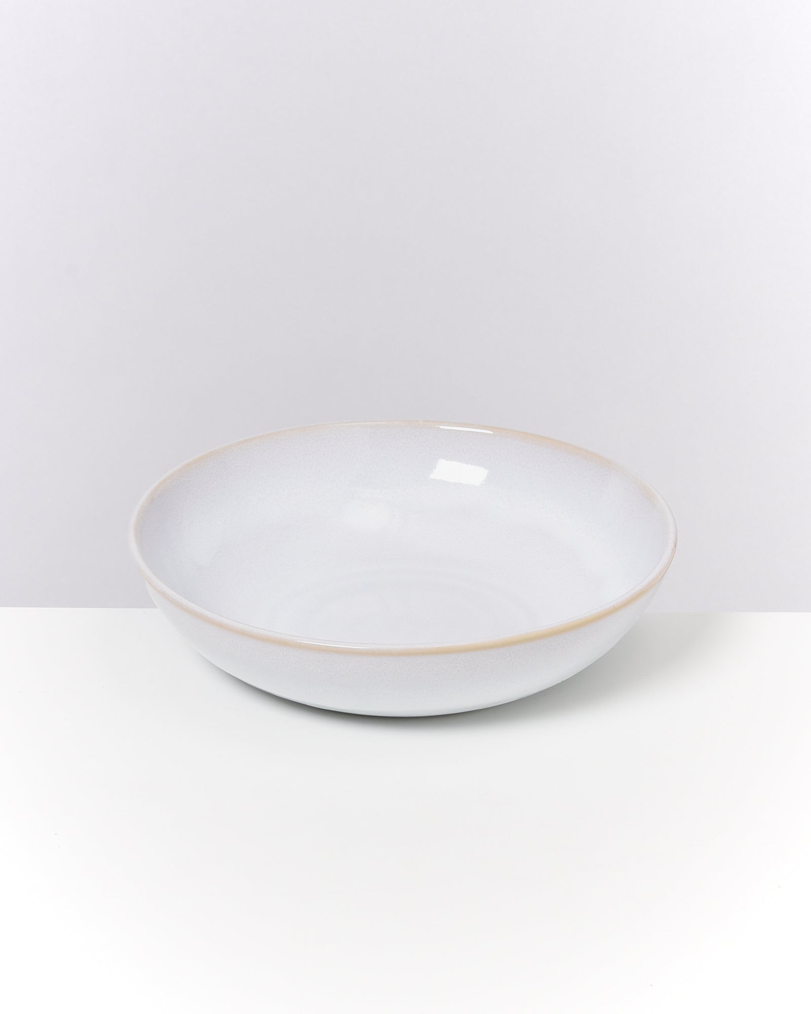 Eine weiße, runde Schüssel auf einem weißen Hintergrund.