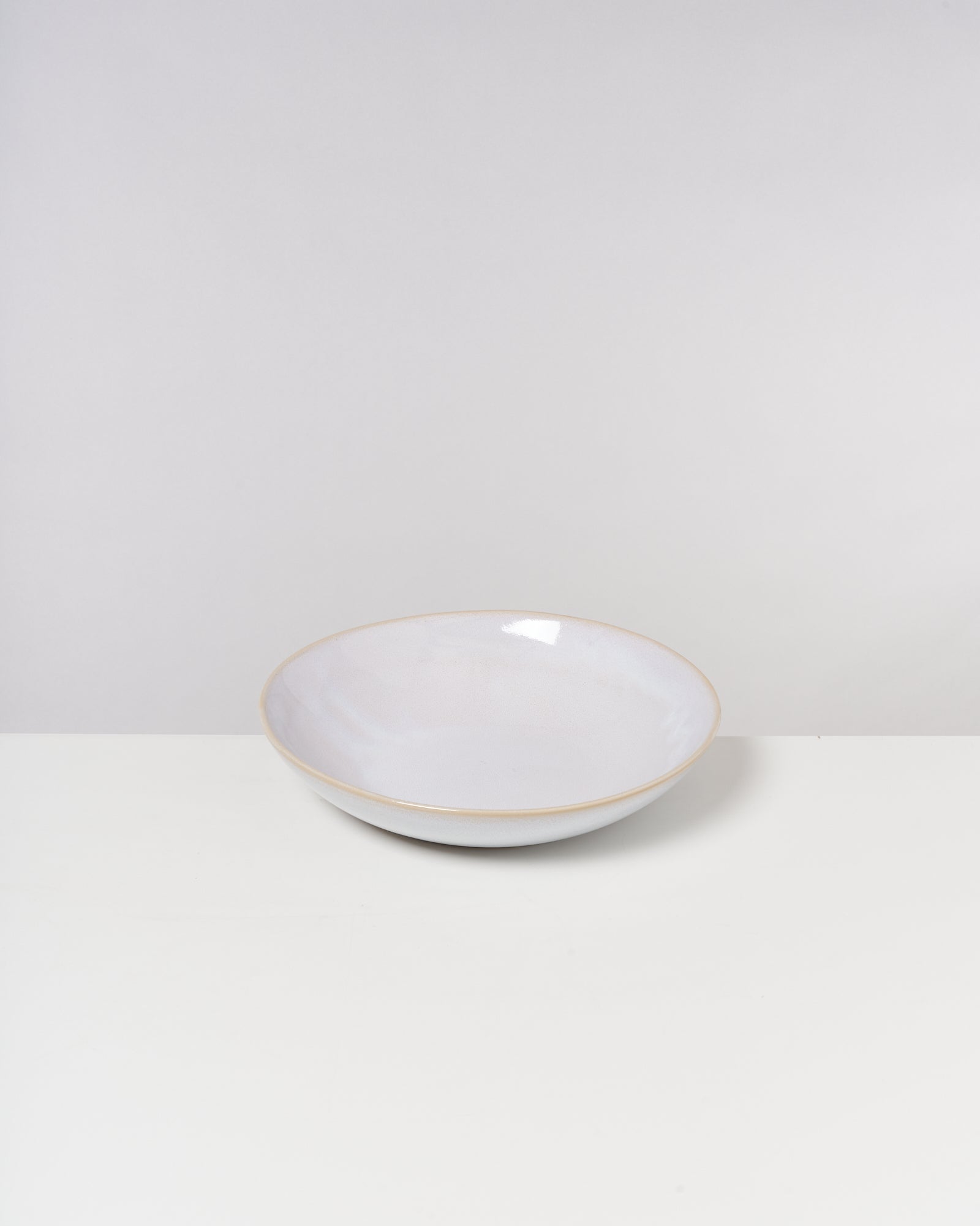 Weiße, runde Schale auf einem weißen Hintergrund.