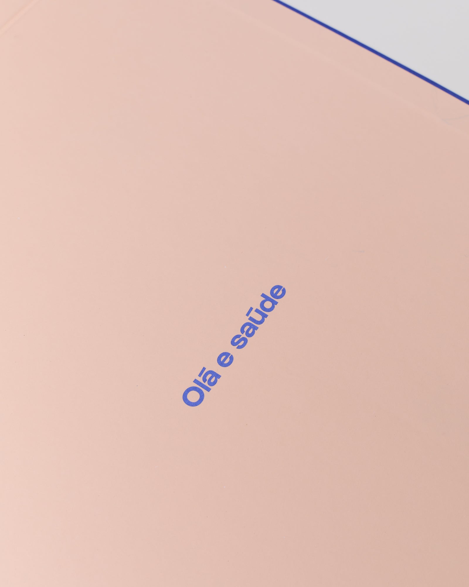 Beige Karte mit blauem Text "Olá e saúde".