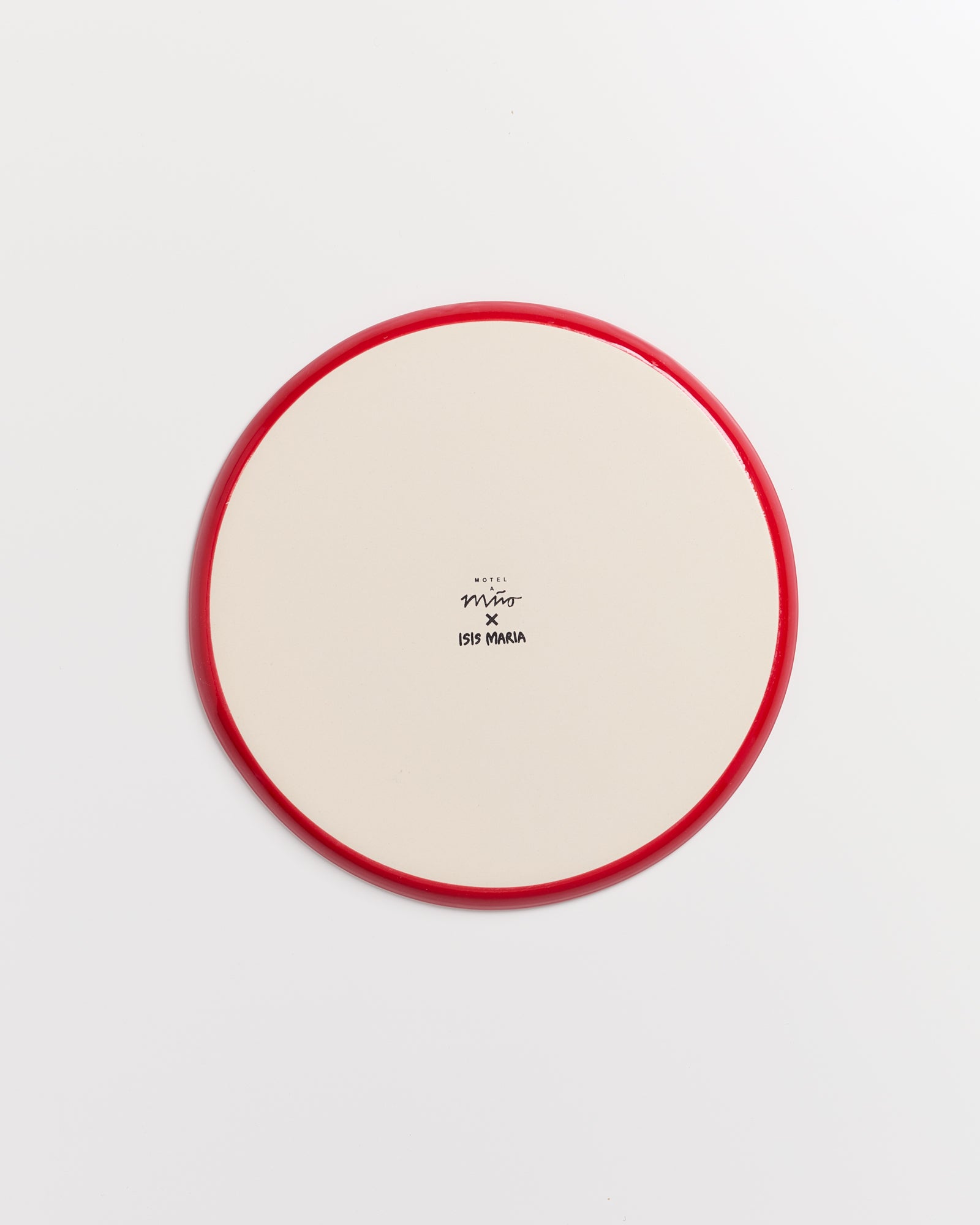 Runder weißer Teller mit rotem Rand und der Aufschrift "MIRO x ISIS MARIA" auf weißem Hintergrund.