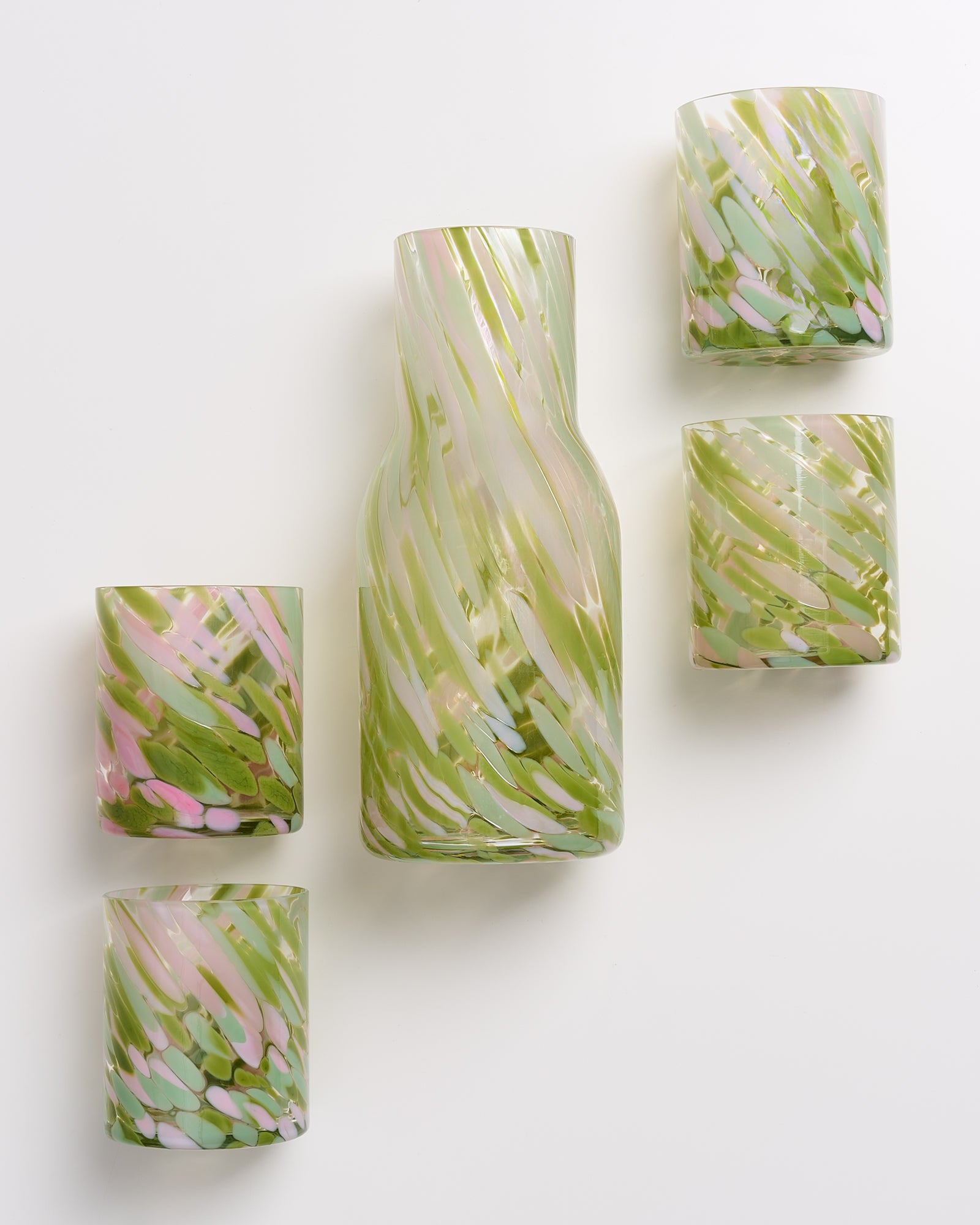 Fünf Glasgefäße mit grün-pastellfarbenem, gesprenkeltem Muster auf weißem Hintergrund.