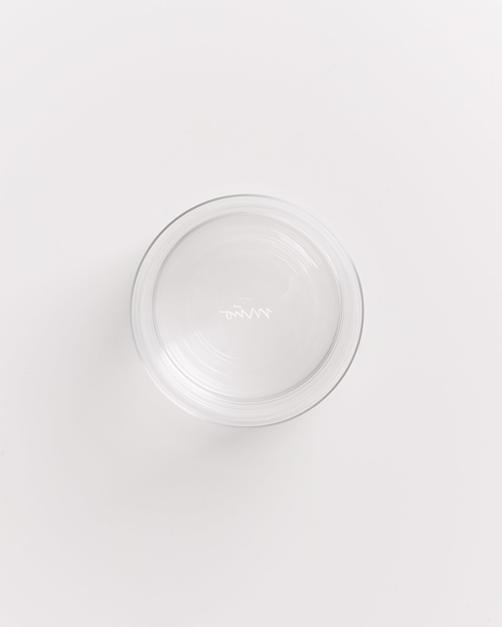 Klarglasschüssel auf weißem Hintergrund, von oben betrachtet.