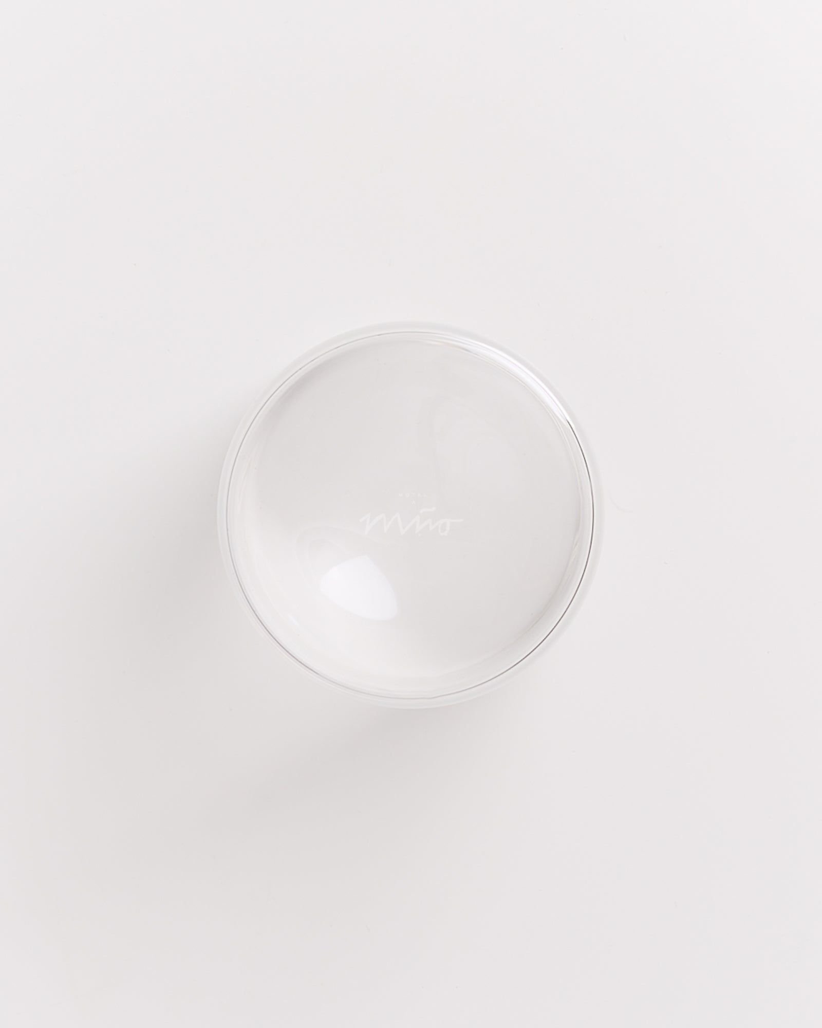 Klarglasschale auf weißem Hintergrund, von oben betrachtet.