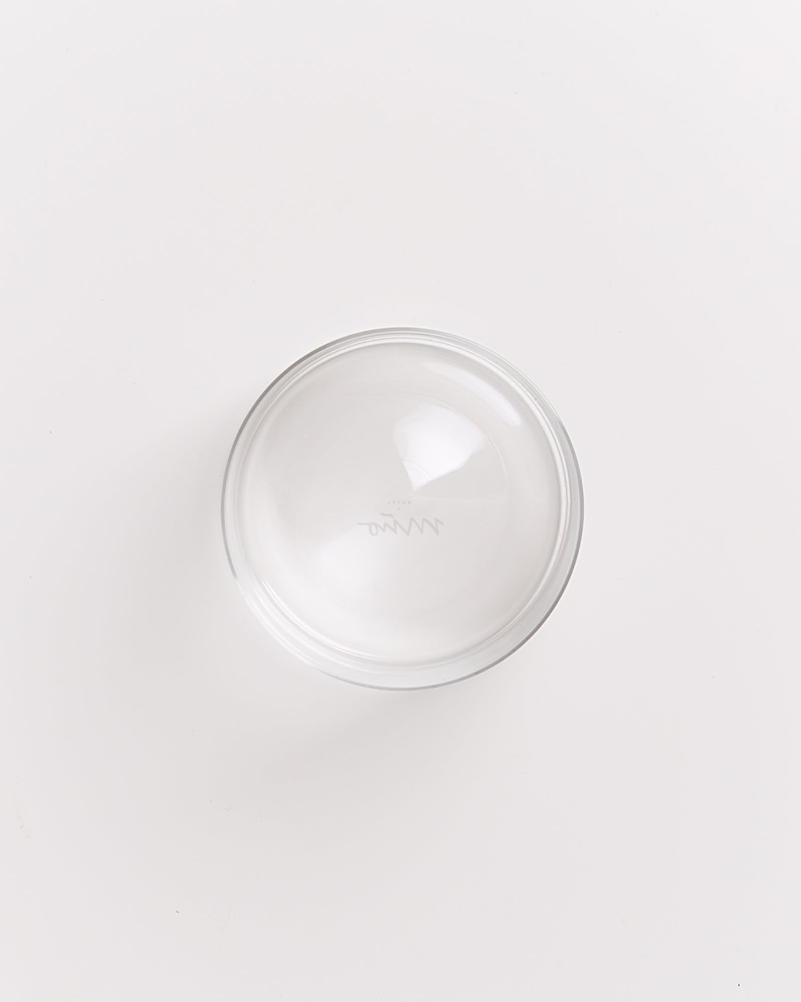 Transparente Glasschüssel auf weißem Hintergrund.