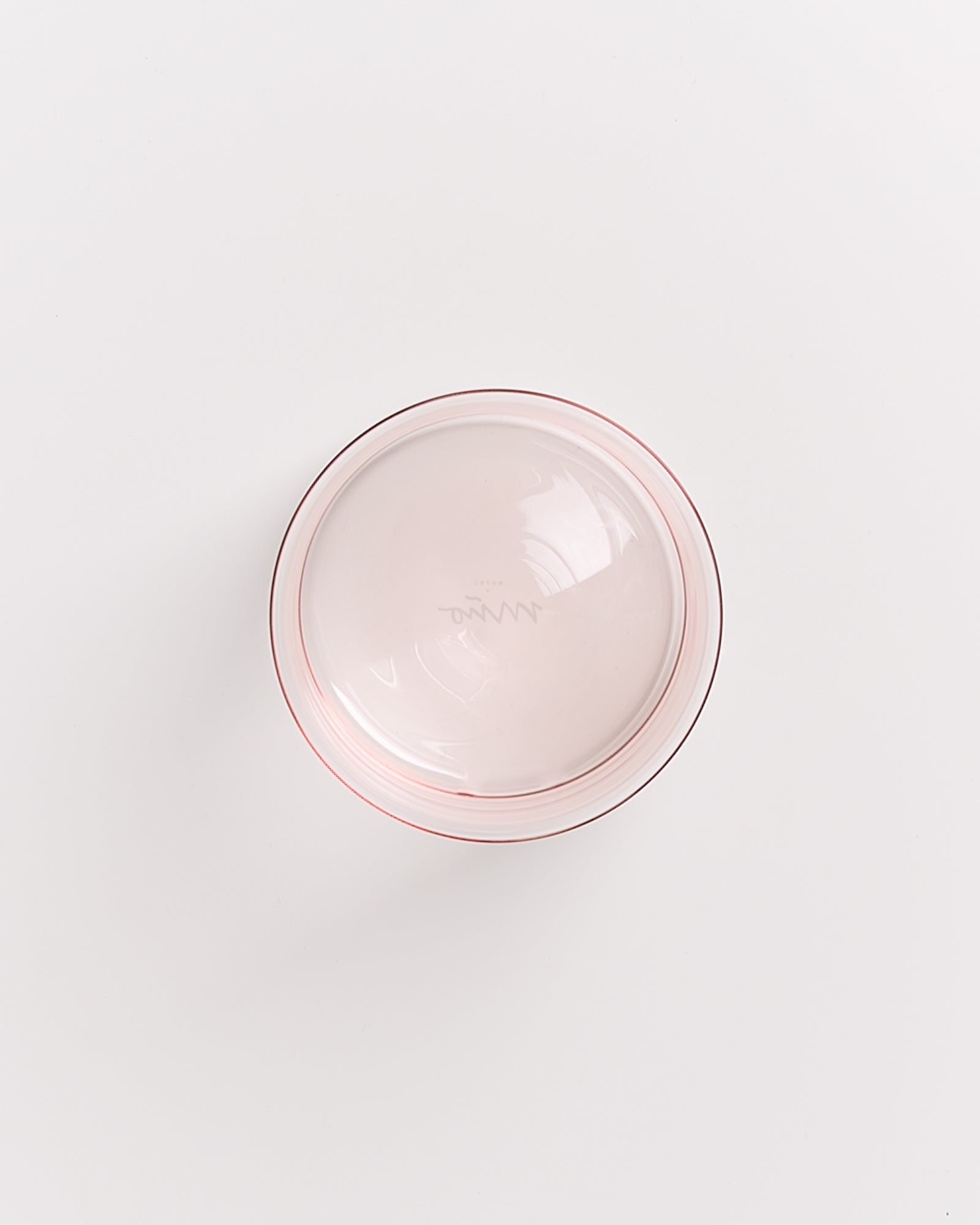 Transparente Glasschüssel von oben auf weißem Hintergrund.