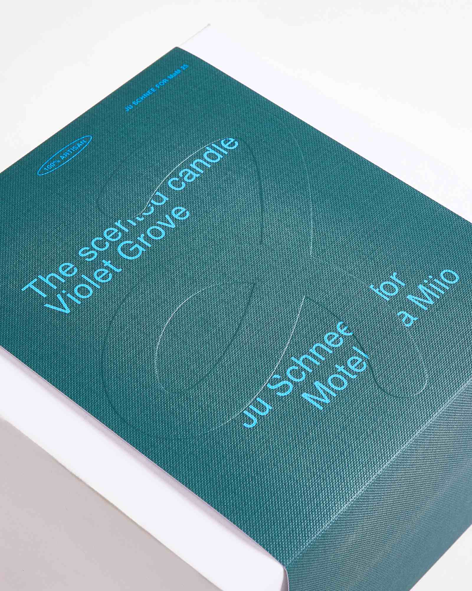 Motel a Miio x Ju Schnee Duftkerze Violet Grove dunkelgrün lila