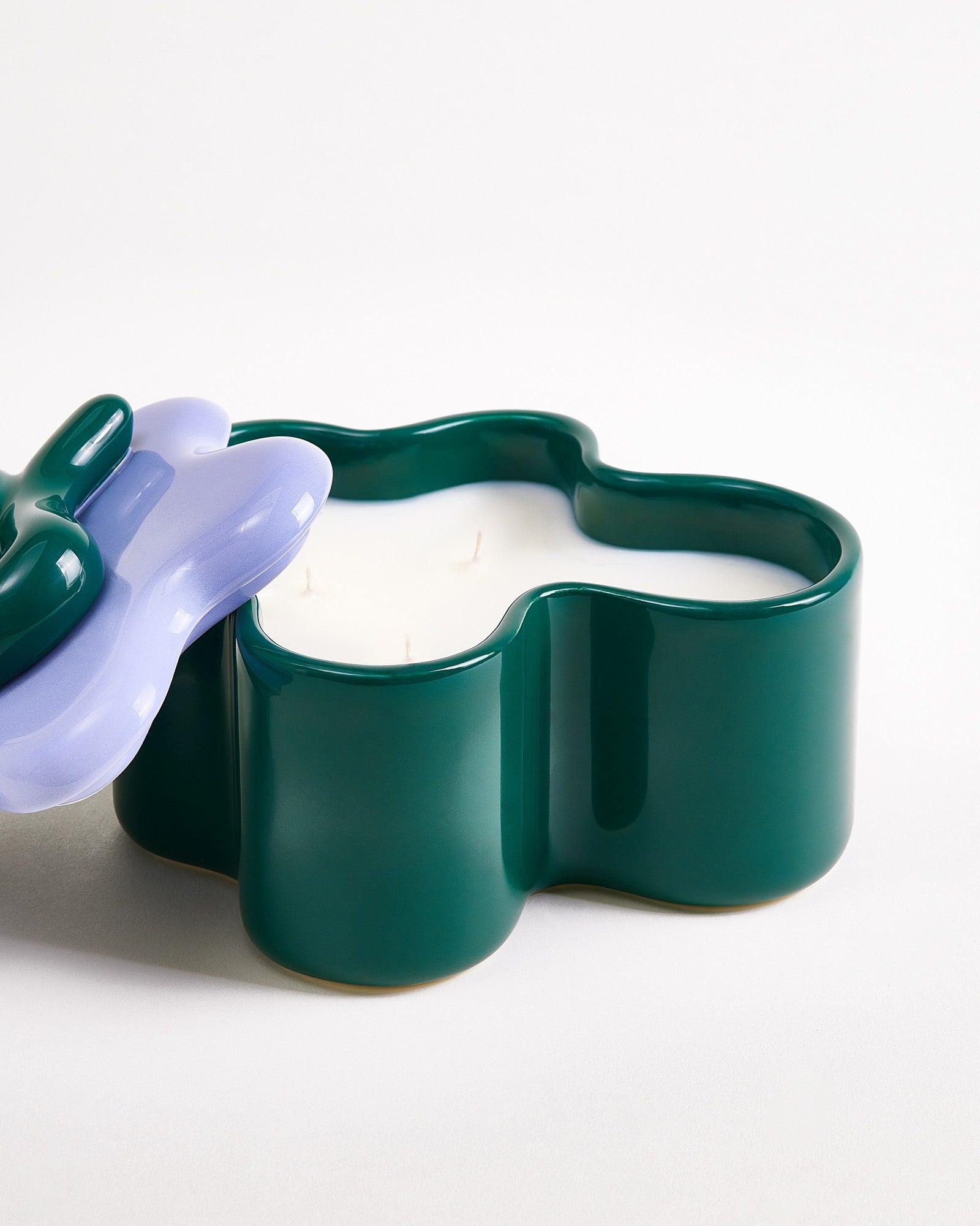 Motel a Miio x Ju Schnee Duftkerze Violet Grove dunkelgrün lila