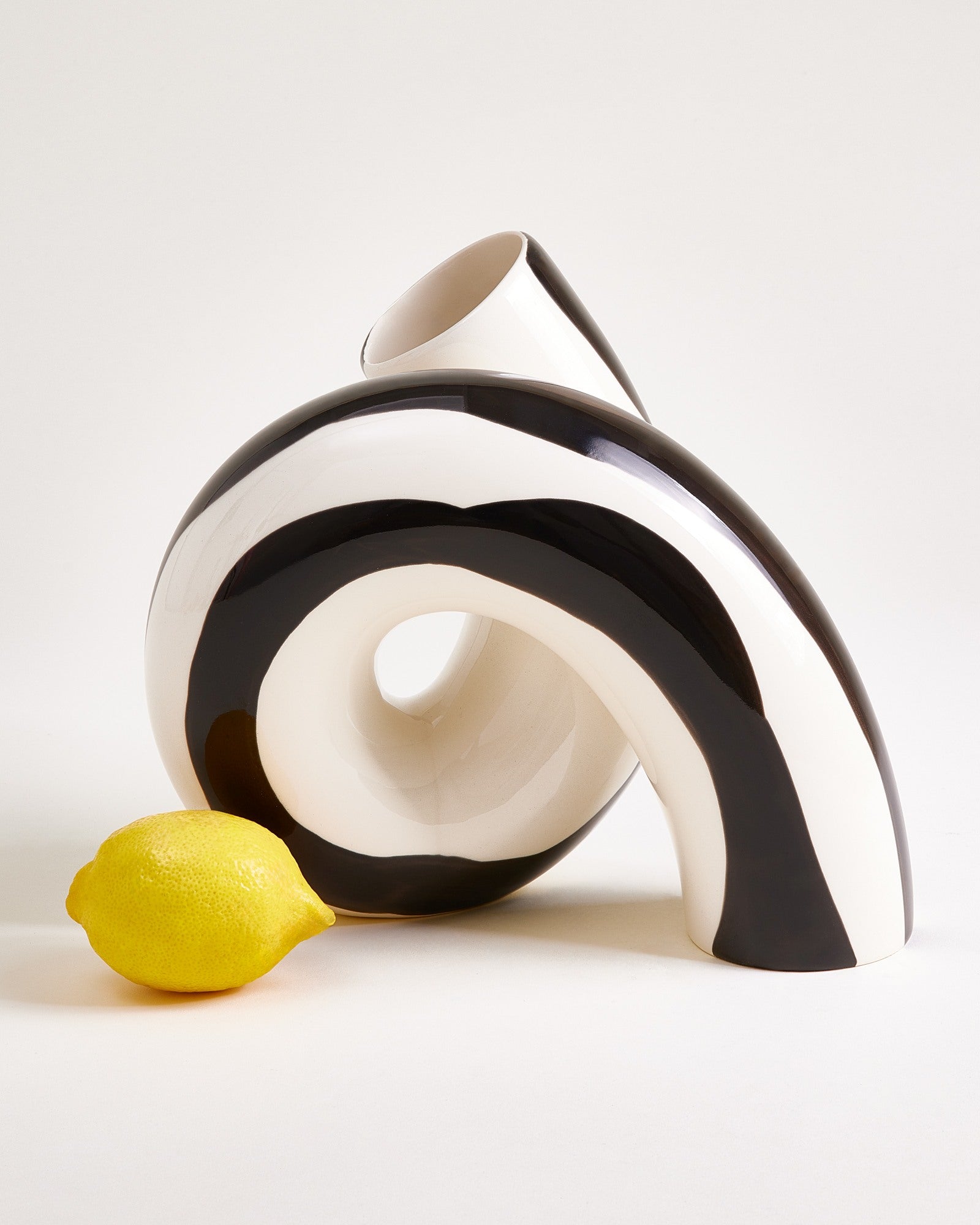 Motel a Miio x Ju Schnee - Viparita Vase L black white