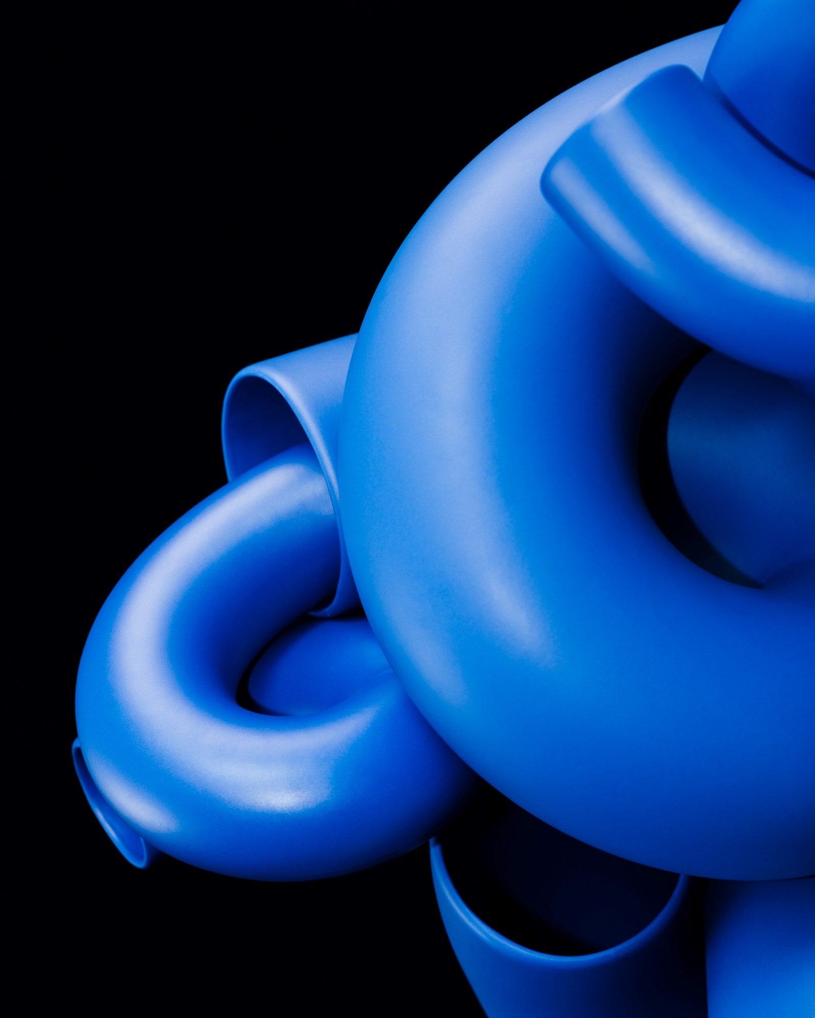 Abstrakte blaue, verschlungene Röhrenformen vor schwarzem Hintergrund.