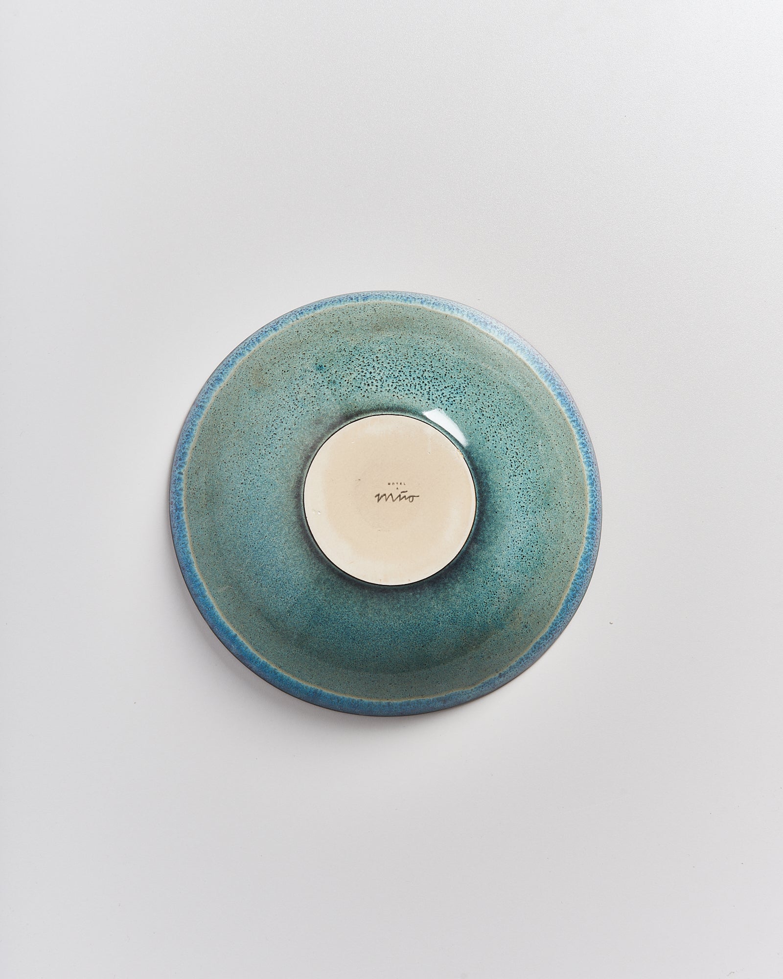 Blauer Keramikteller mit cremefarbenem Boden auf weißem Hintergrund, Schriftzug "Miro" in der Mitte.