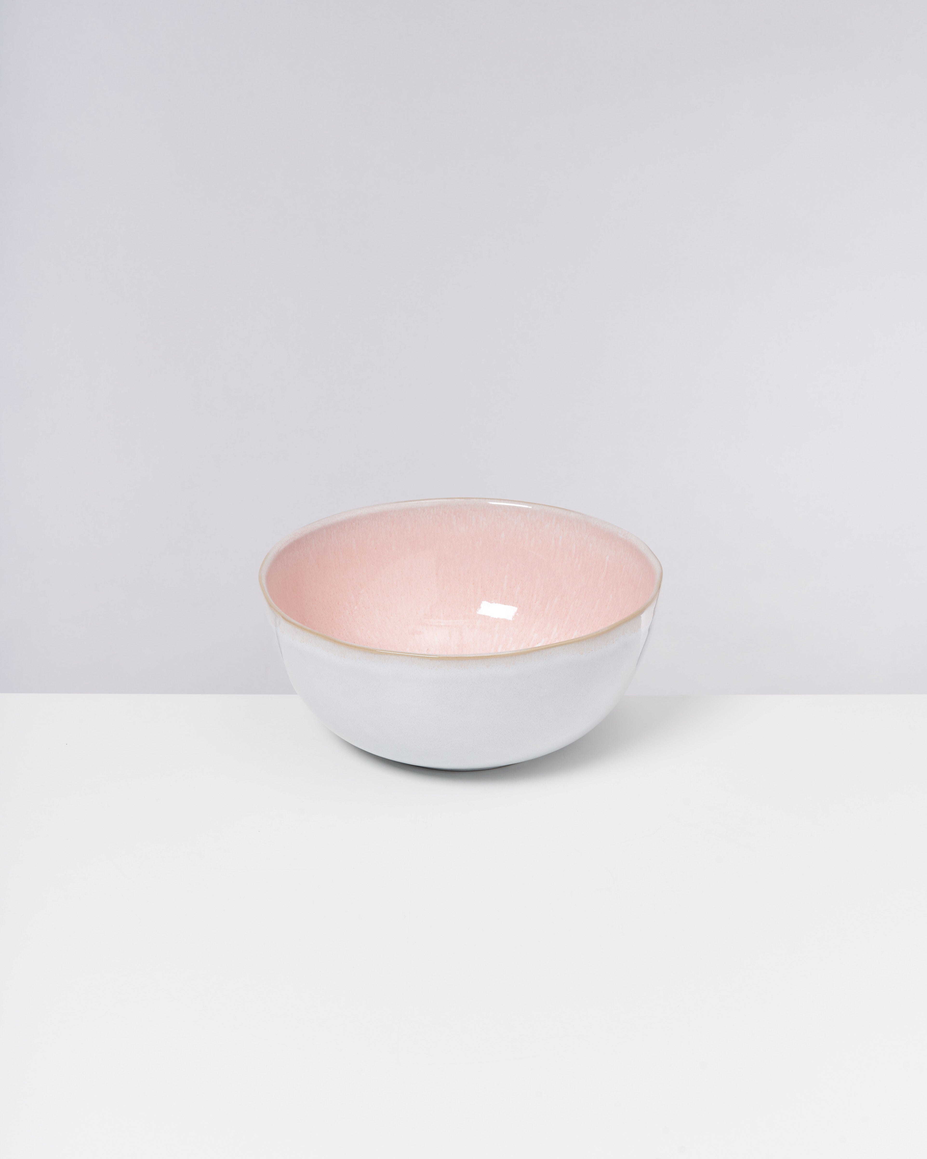Rosa-weiße Schüssel auf weißem Hintergrund.