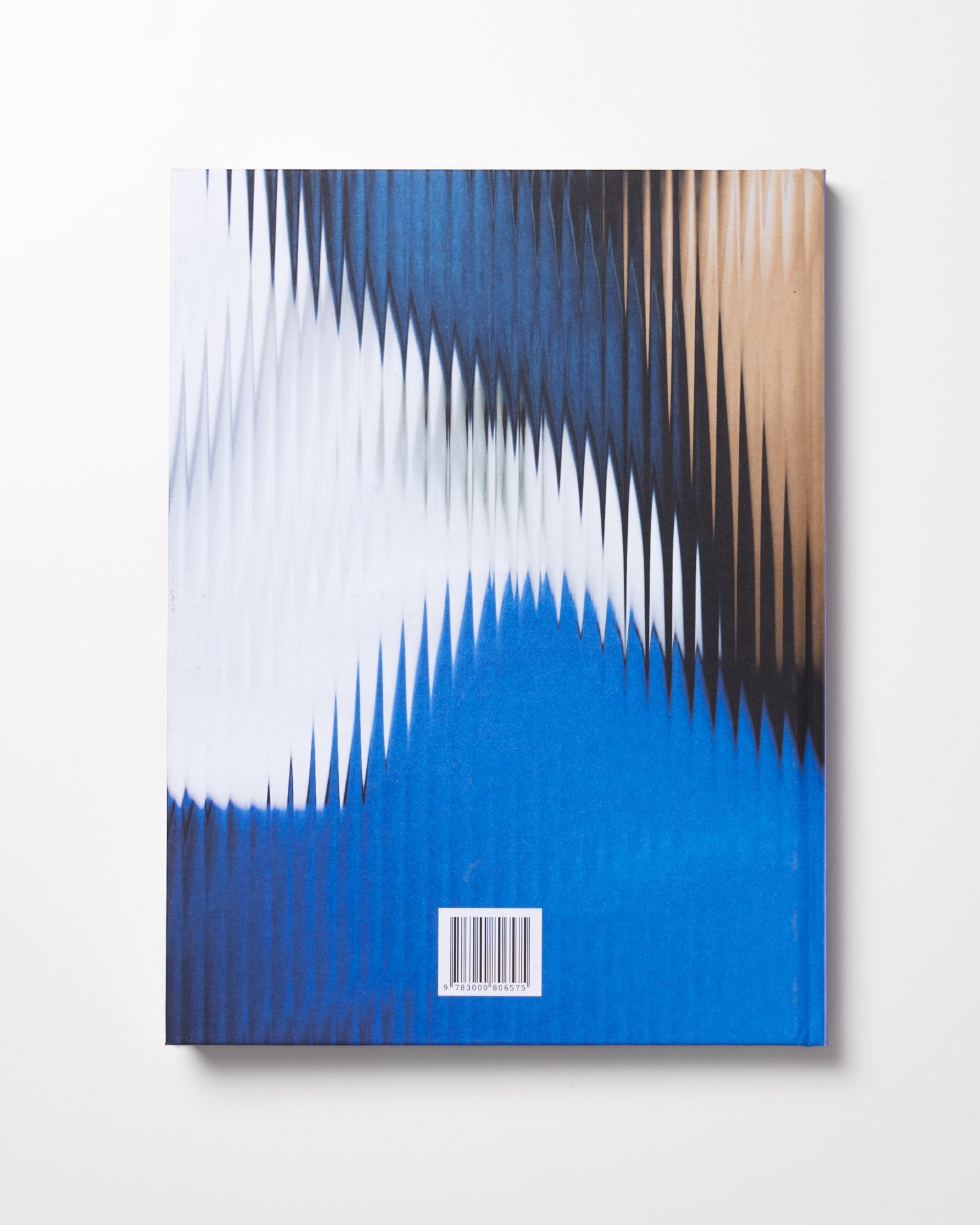 Buchcover mit abstraktem, wellenförmigem Design in Blau, Weiß, und Braun mit Barcode unten.