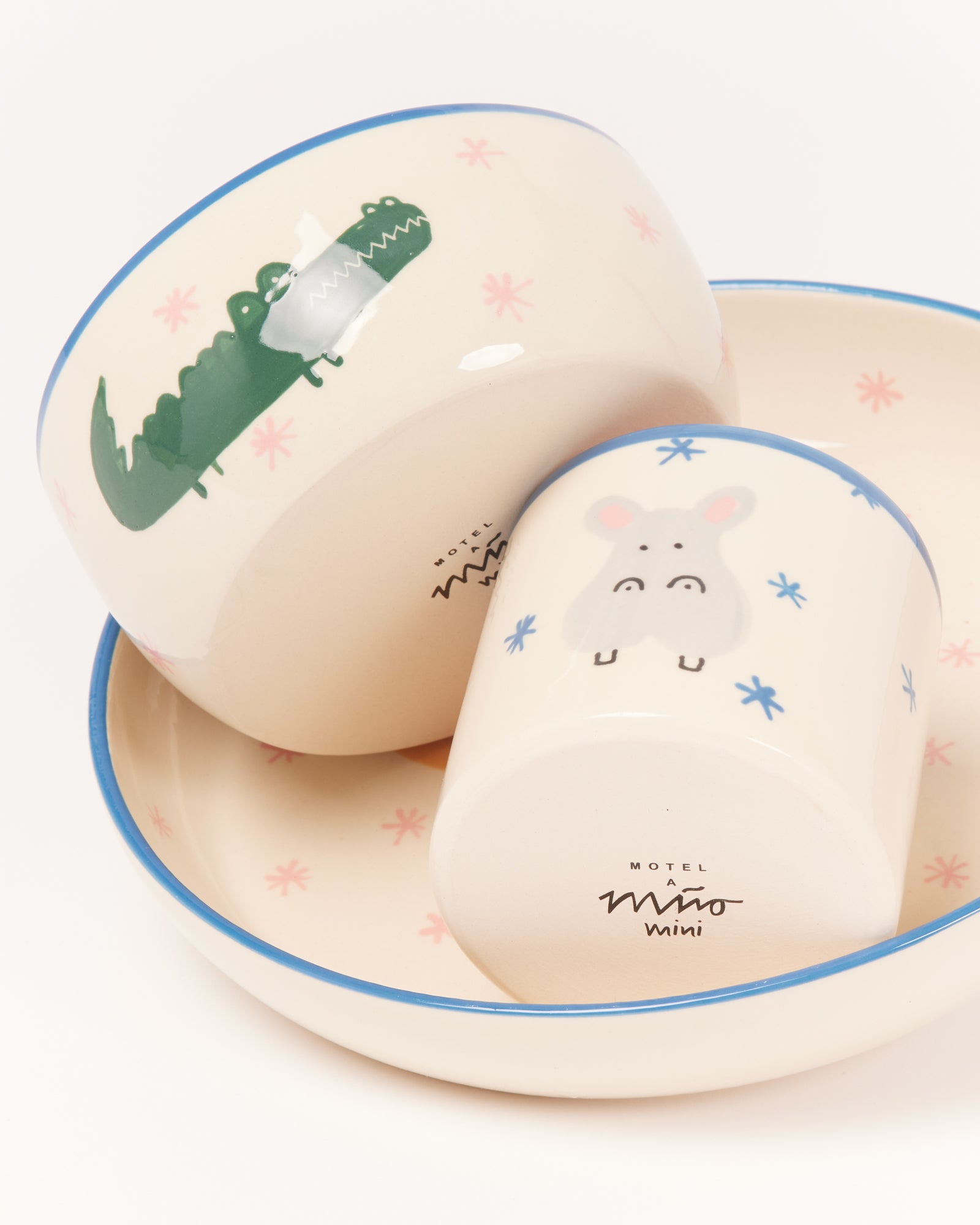 Drei stapelbare Keramikschalen mit Tiermustern und blauem Rand auf weißem Hintergrund.