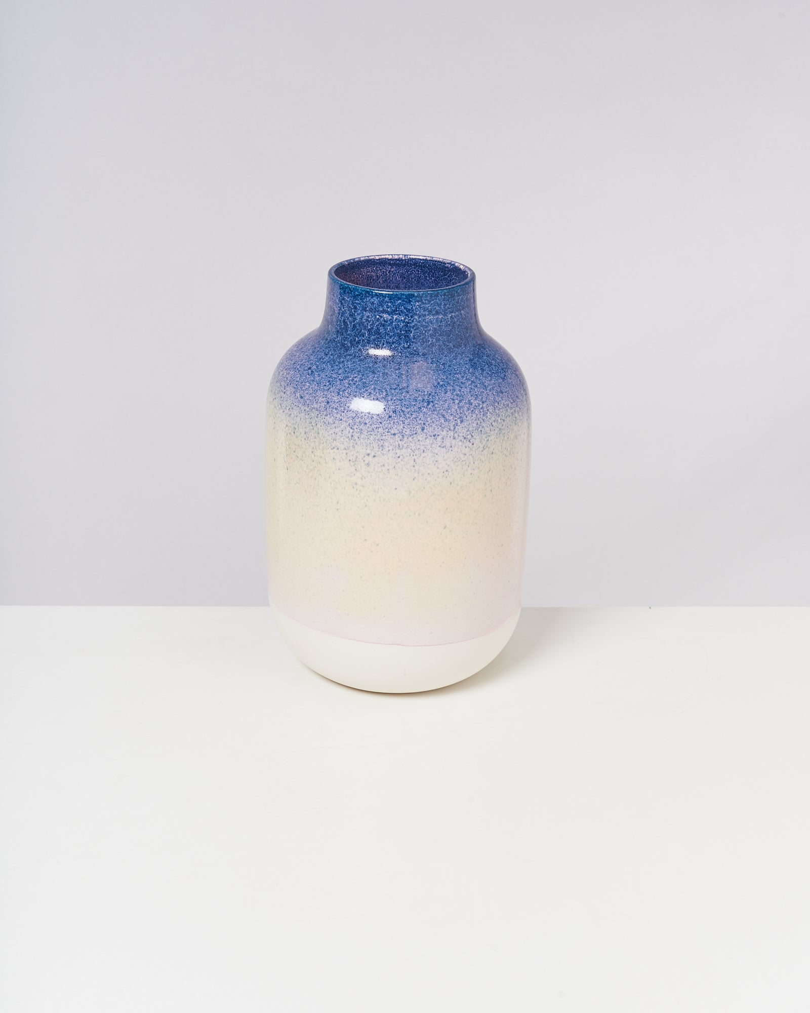 Blau-weiß-gemusterte Vase auf weißem Hintergrund.