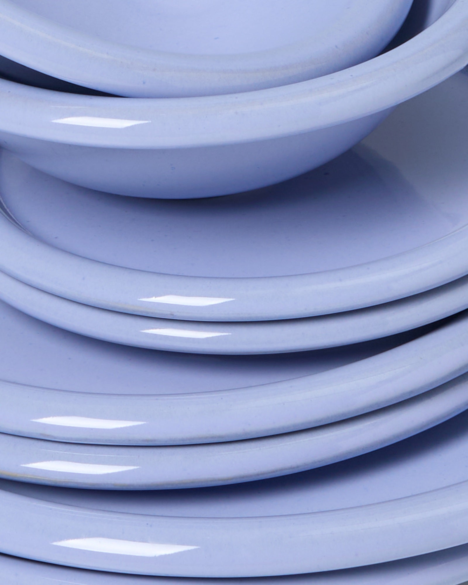 Ein Stapel hellblauer Teller, die sauber übereinander gestapelt sind.