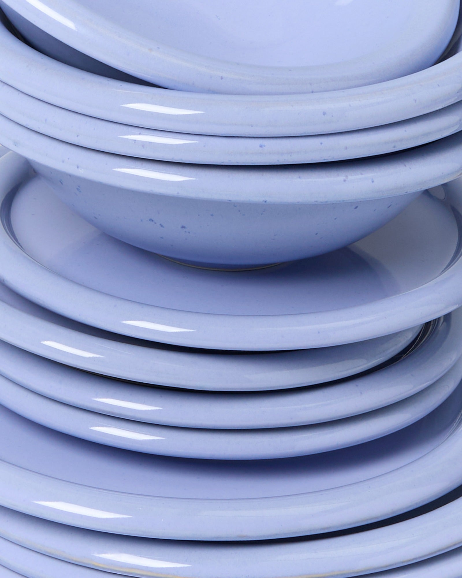 Ein Stapel aus vielen blauen Tellern, eng übereinander gestapelt.