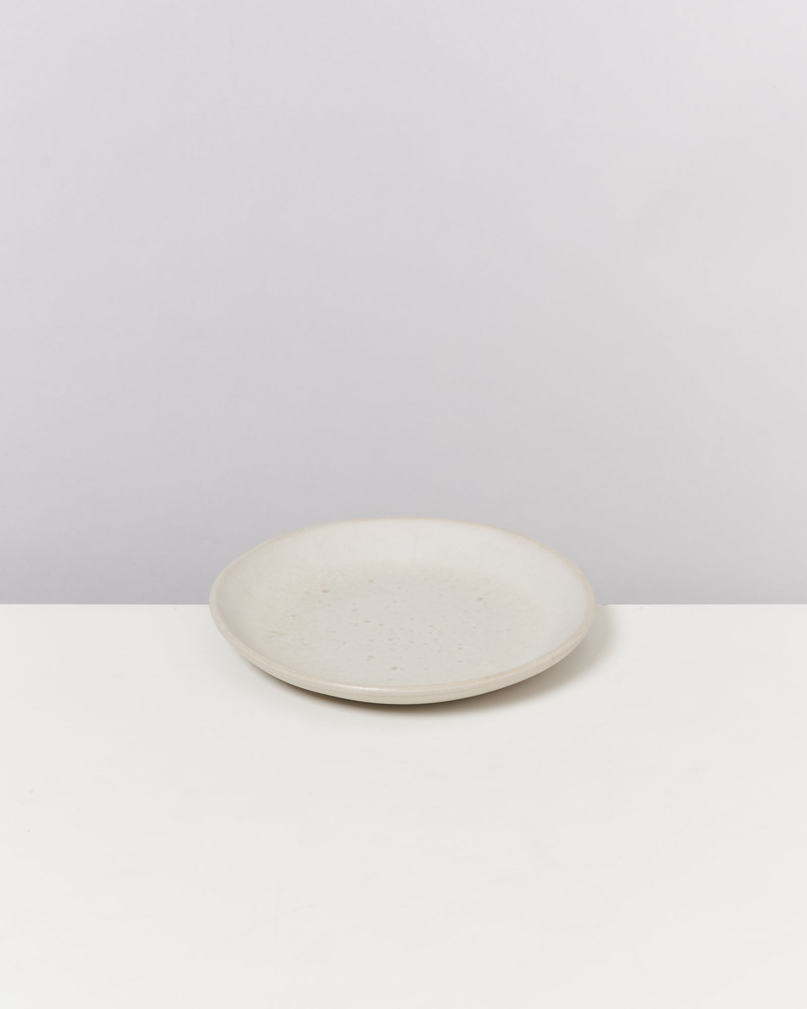 Keramikteller auf einem weißen Hintergrund.