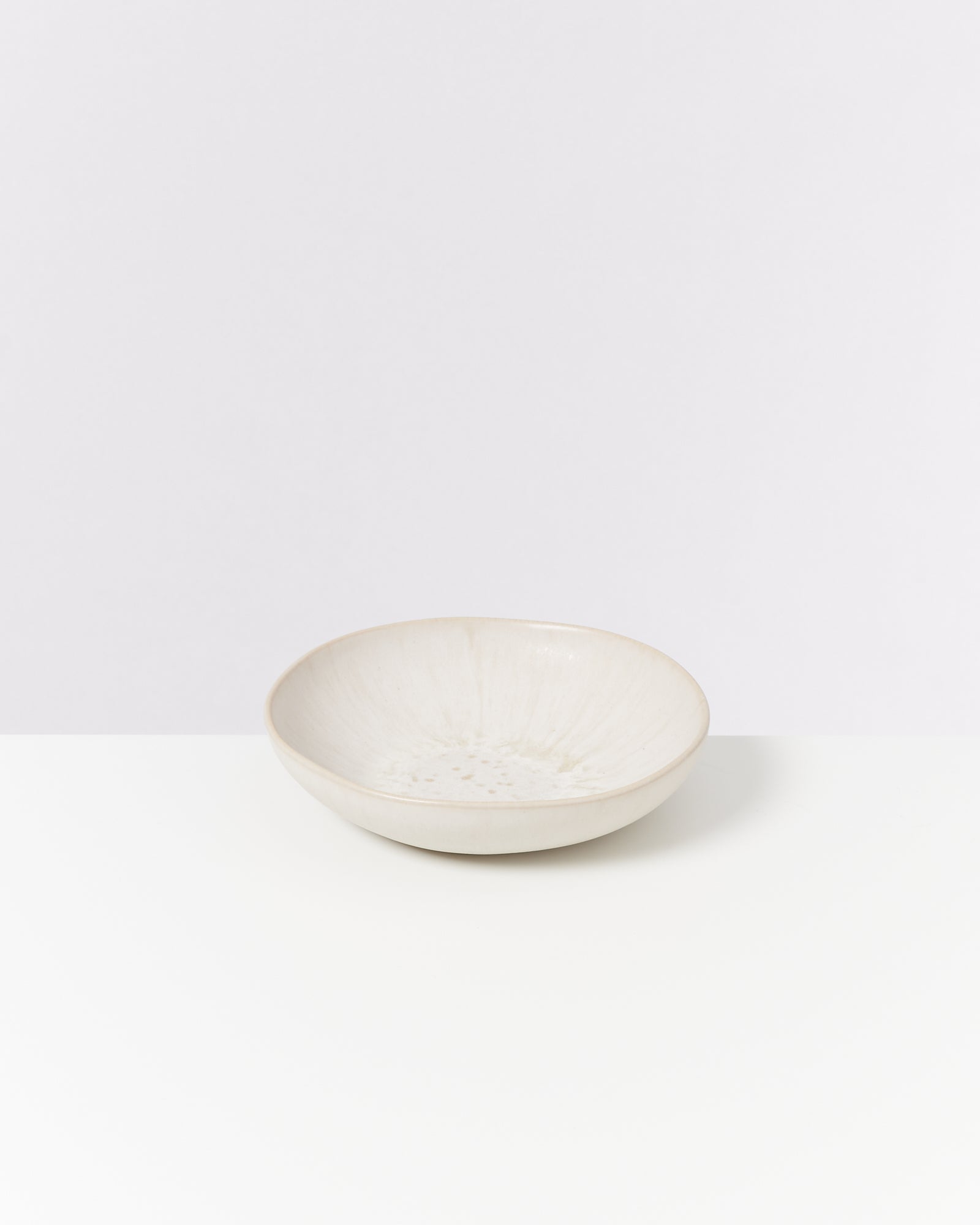 Beige Schale auf einem weißen Hintergrund.