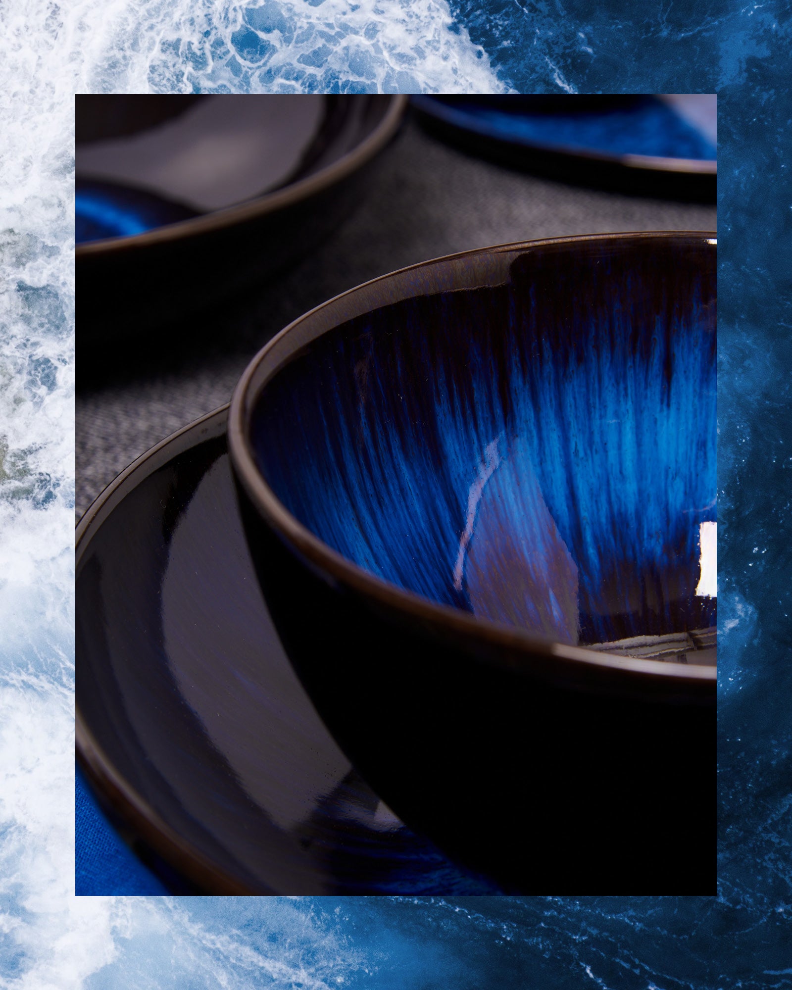 Nahaufnahme von dunkelblauen Schalen mit einem blauen Wellenmuster im Hintergrund.