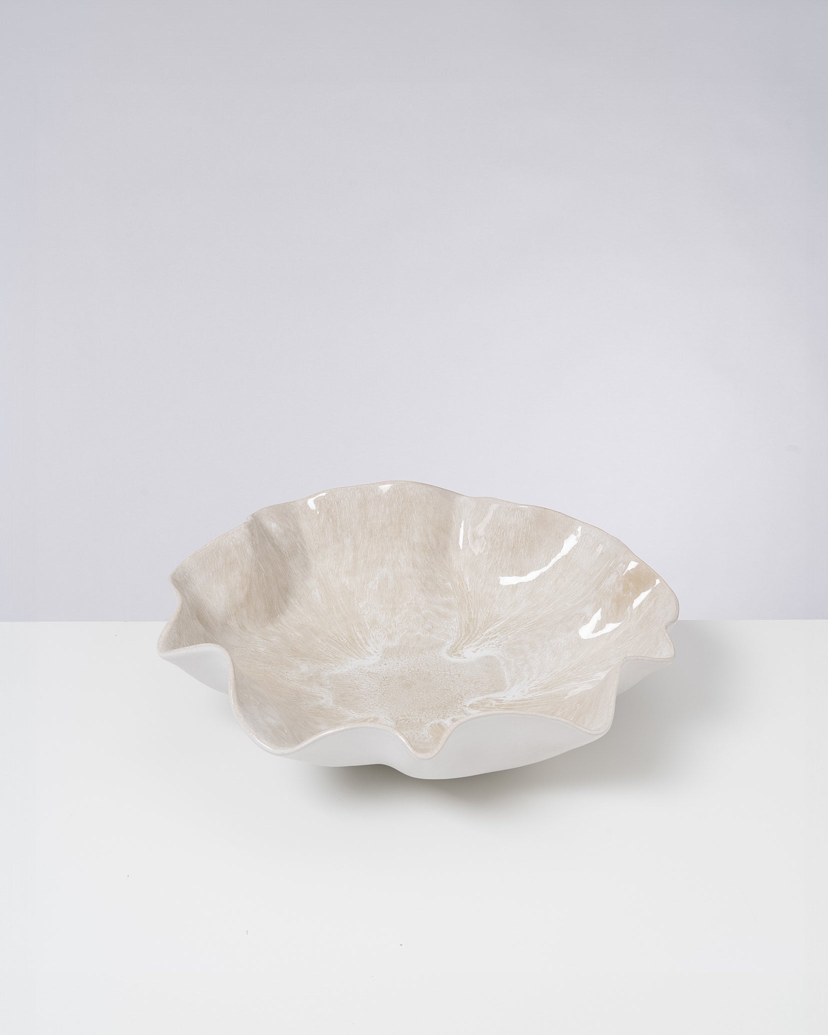 Wellenschale aus Keramik auf weißem Hintergrund.