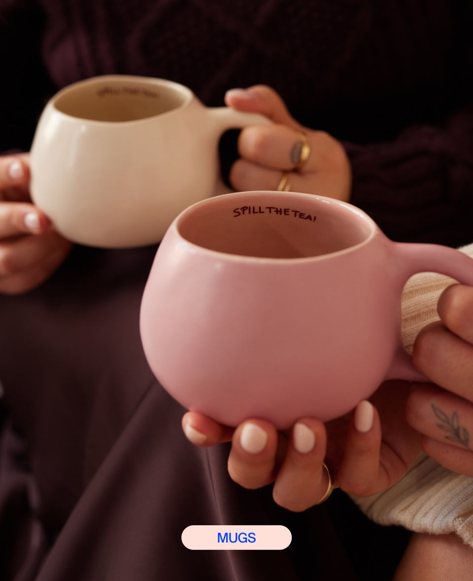 Zwei Personen halten rosa und weiße Tassen mit der Aufschrift "Spill the Tea".