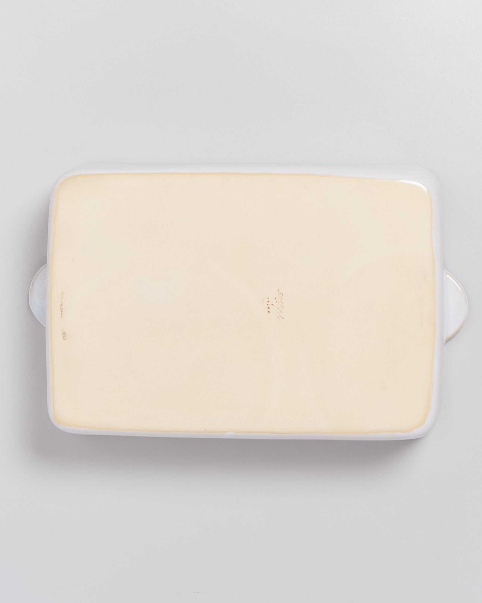 Rechteckige, weiße Keramikschale mit Griffen, von oben fotografiert.
