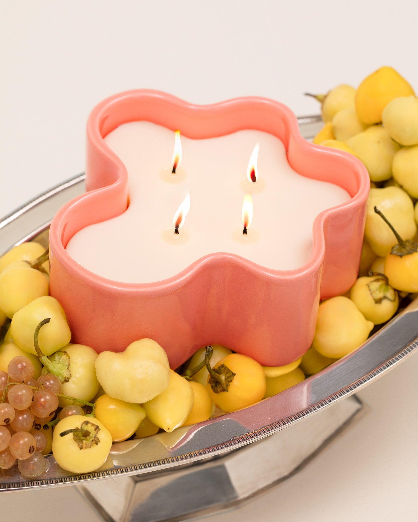 Motel a Miio x Ju Schnee Viparita scented candle "Tonka Blush" pink red