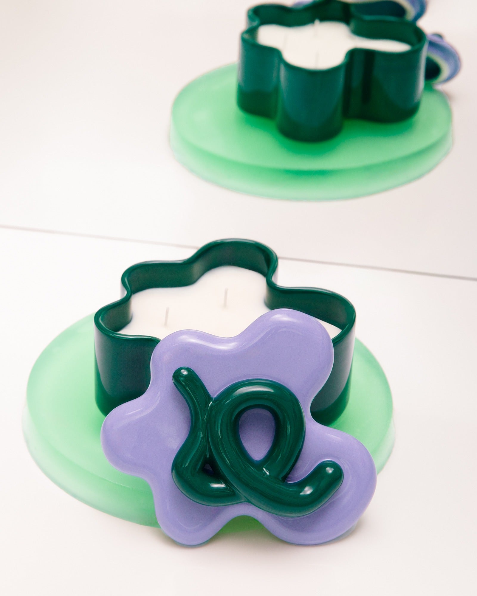 Motel a Miio x Ju Schnee Duftkerze Violet Grove dunkelgrün lila