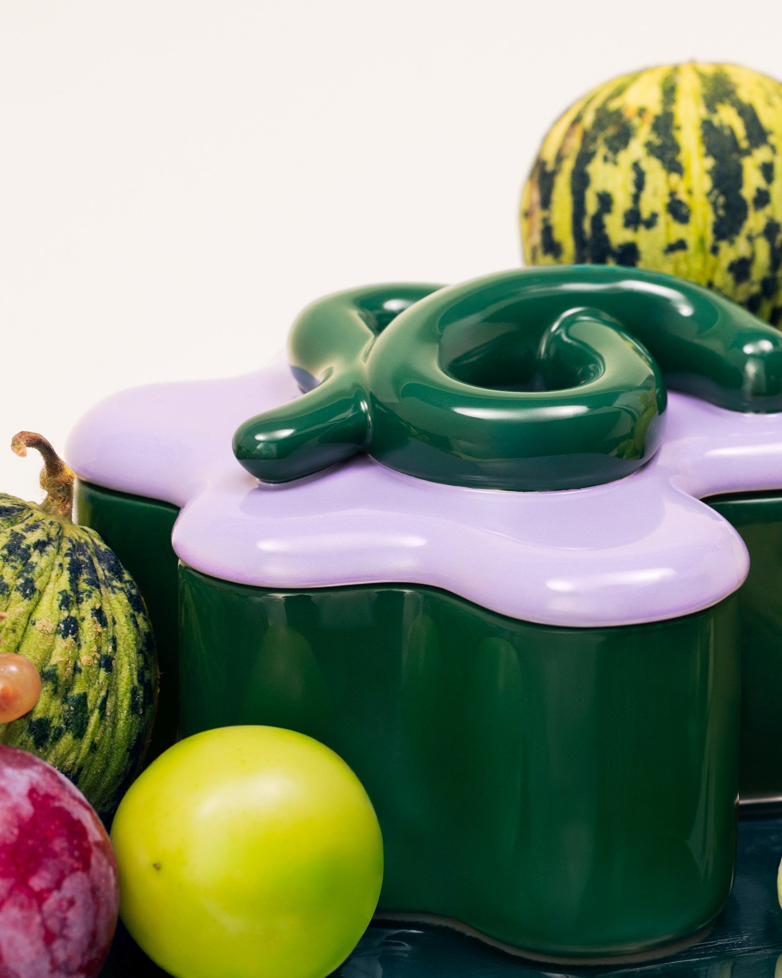 Motel a Miio x Ju Schnee Duftkerze Violet Grove dunkelgrün lila