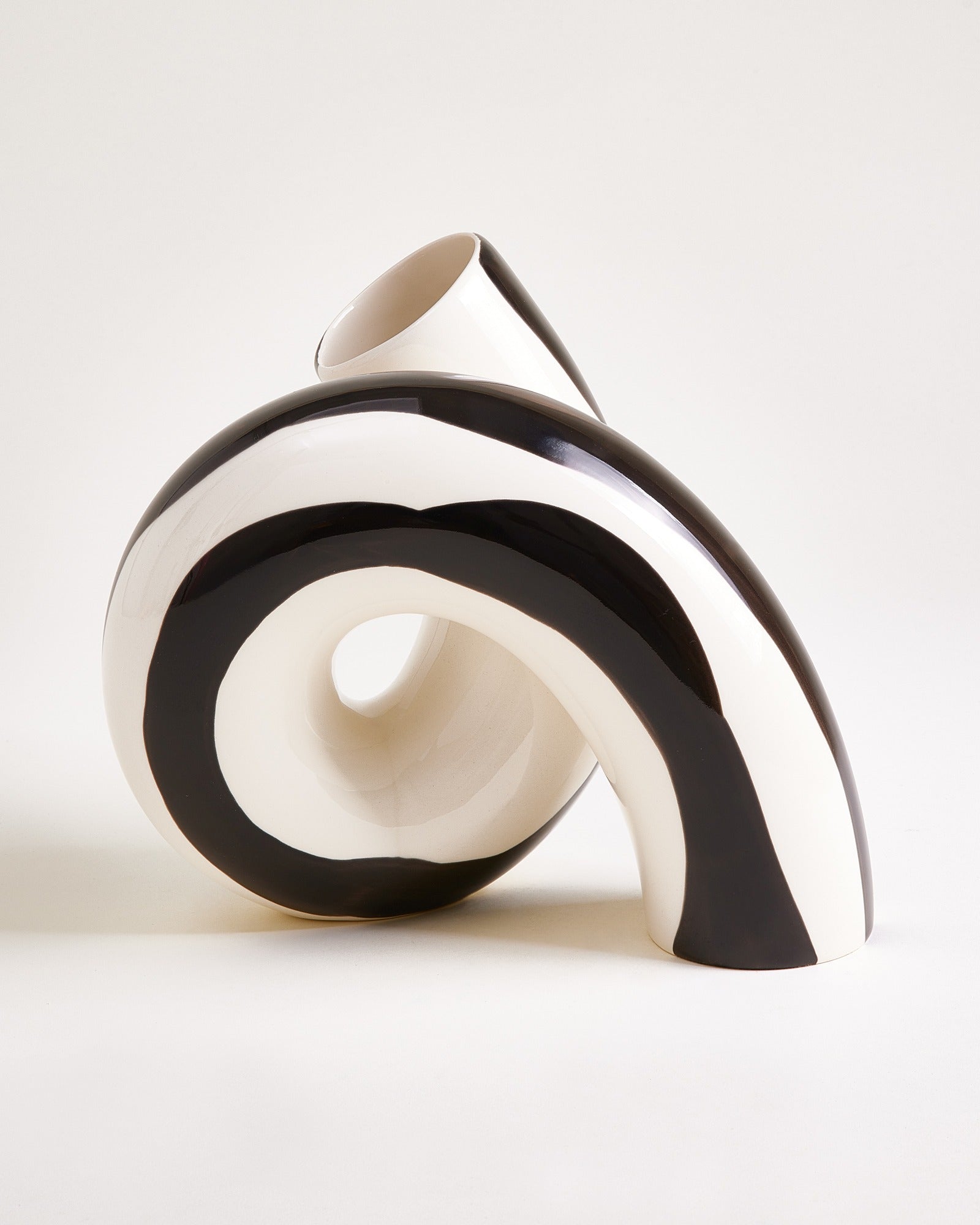 Motel a Miio x Ju Schnee Viparita Vaas L zwart wit
