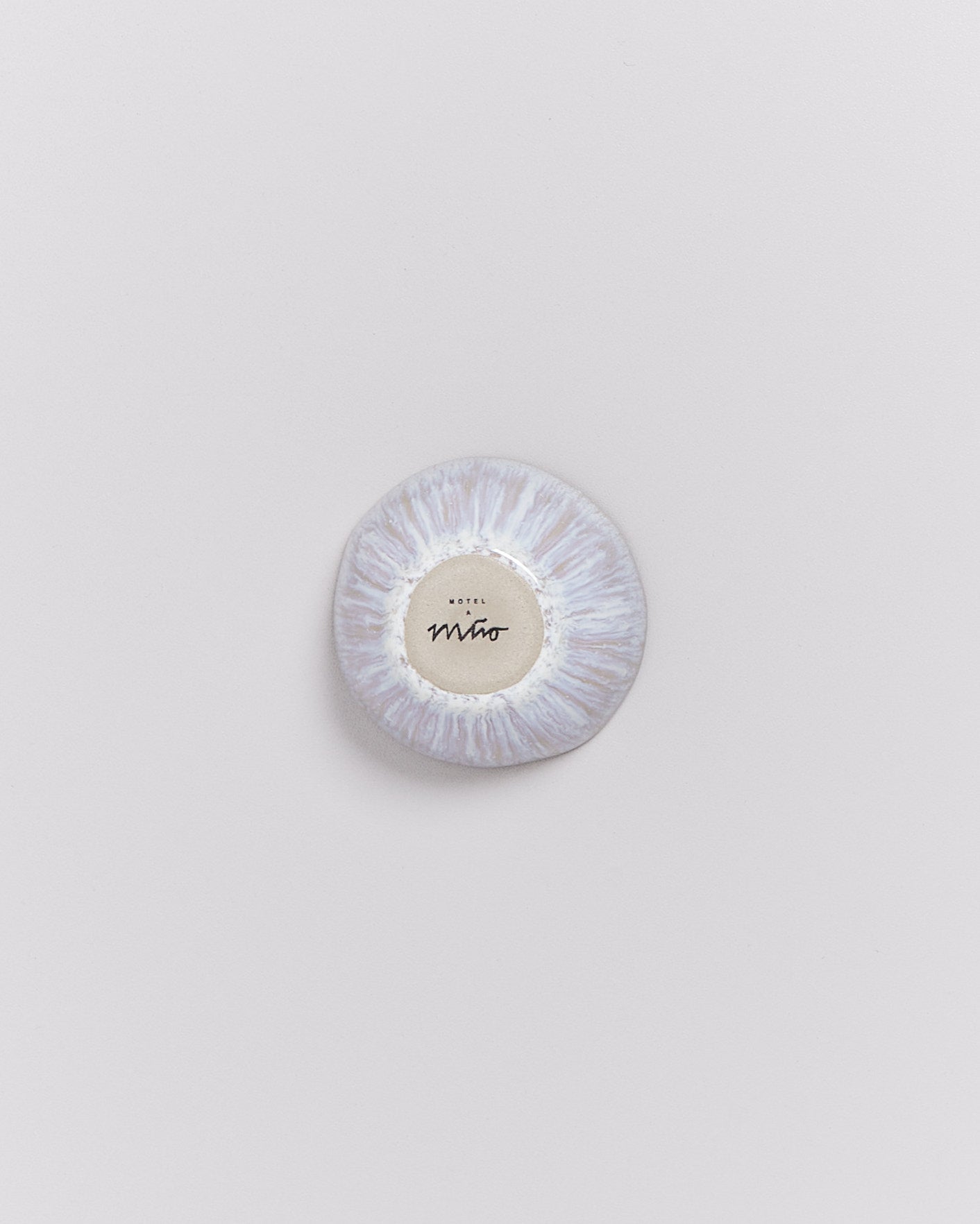 Graue Seifenscheibe mit der Aufschrift "Hotel Niro" in der Mitte, auf einem weißen Hintergrund.